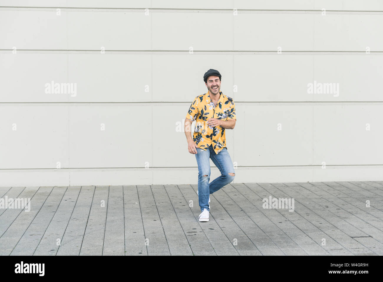 Junger Mann, der flache Hut und Aloha Shirt, Spaß Stockfoto