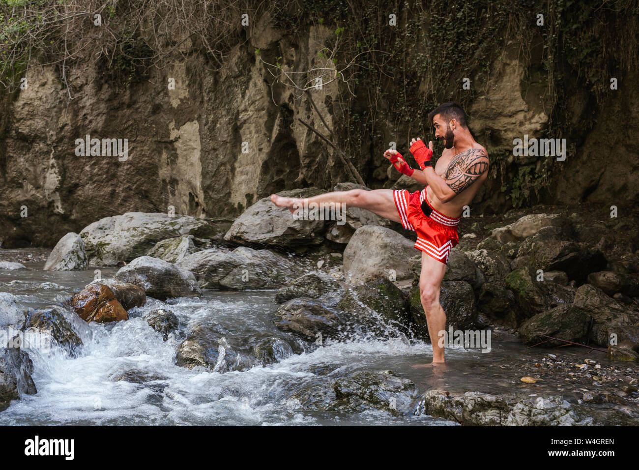 Junger Mann tun Boxing Training in der Natur Stockfoto