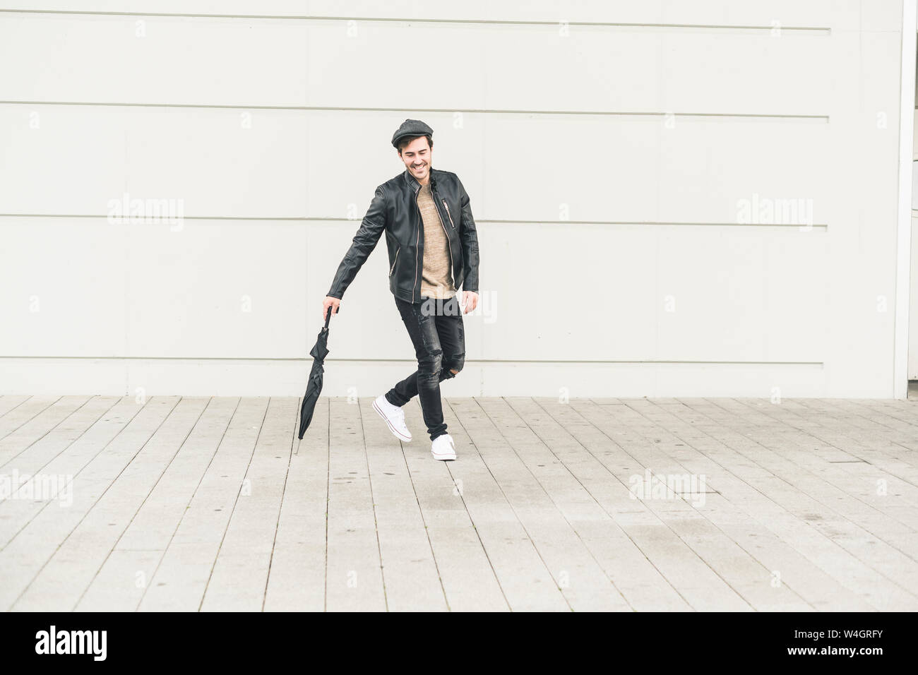 Junger Mann zu Fuß rund um Dach geschlossen Stockfoto