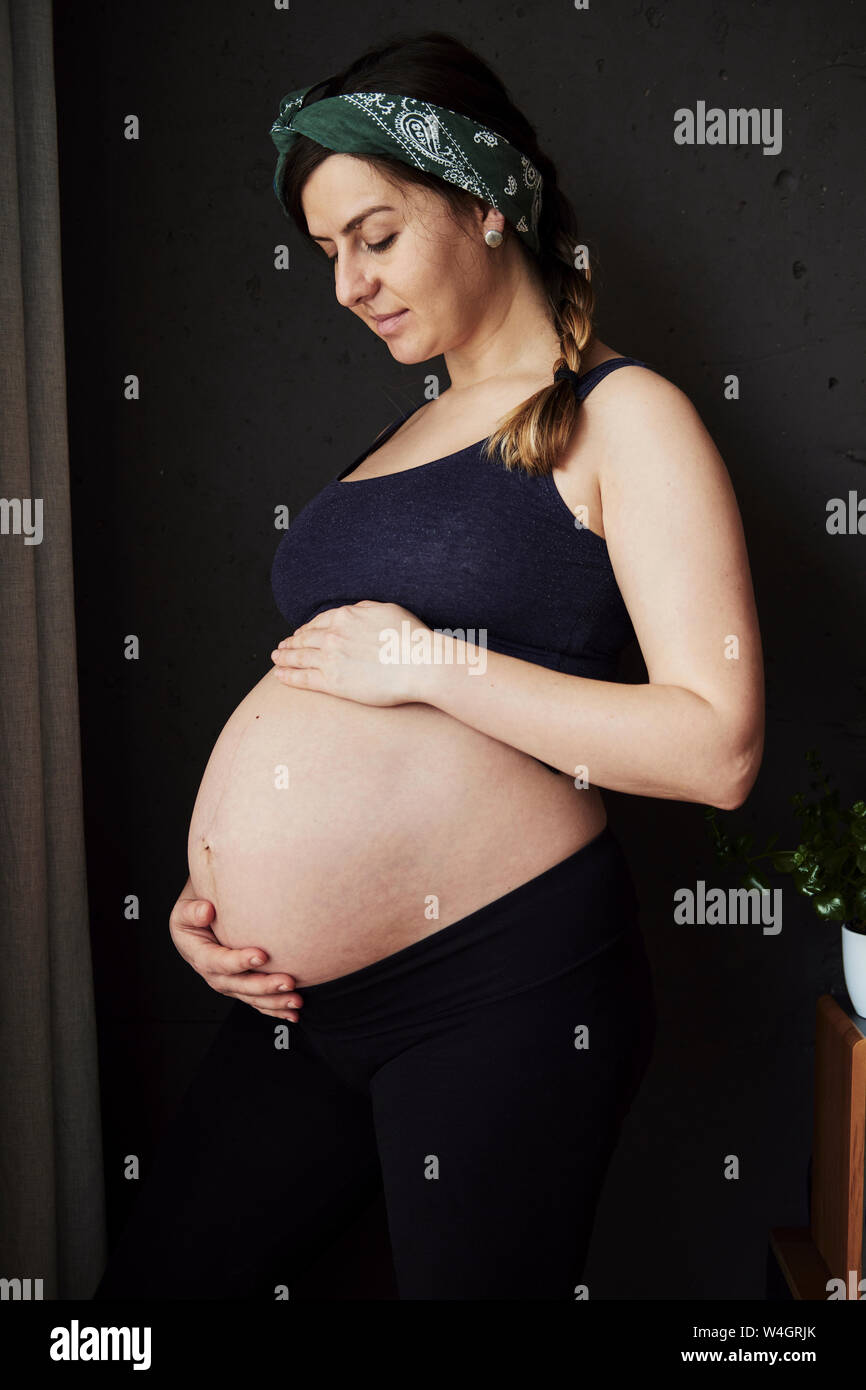 Schwangere Frau mit ihrem Babybauch Stockfoto