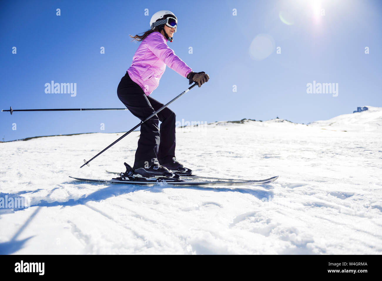 Frau Skifahren unter blauem Himmel, Sierra Nevada, Andalusien, Spanien Stockfoto