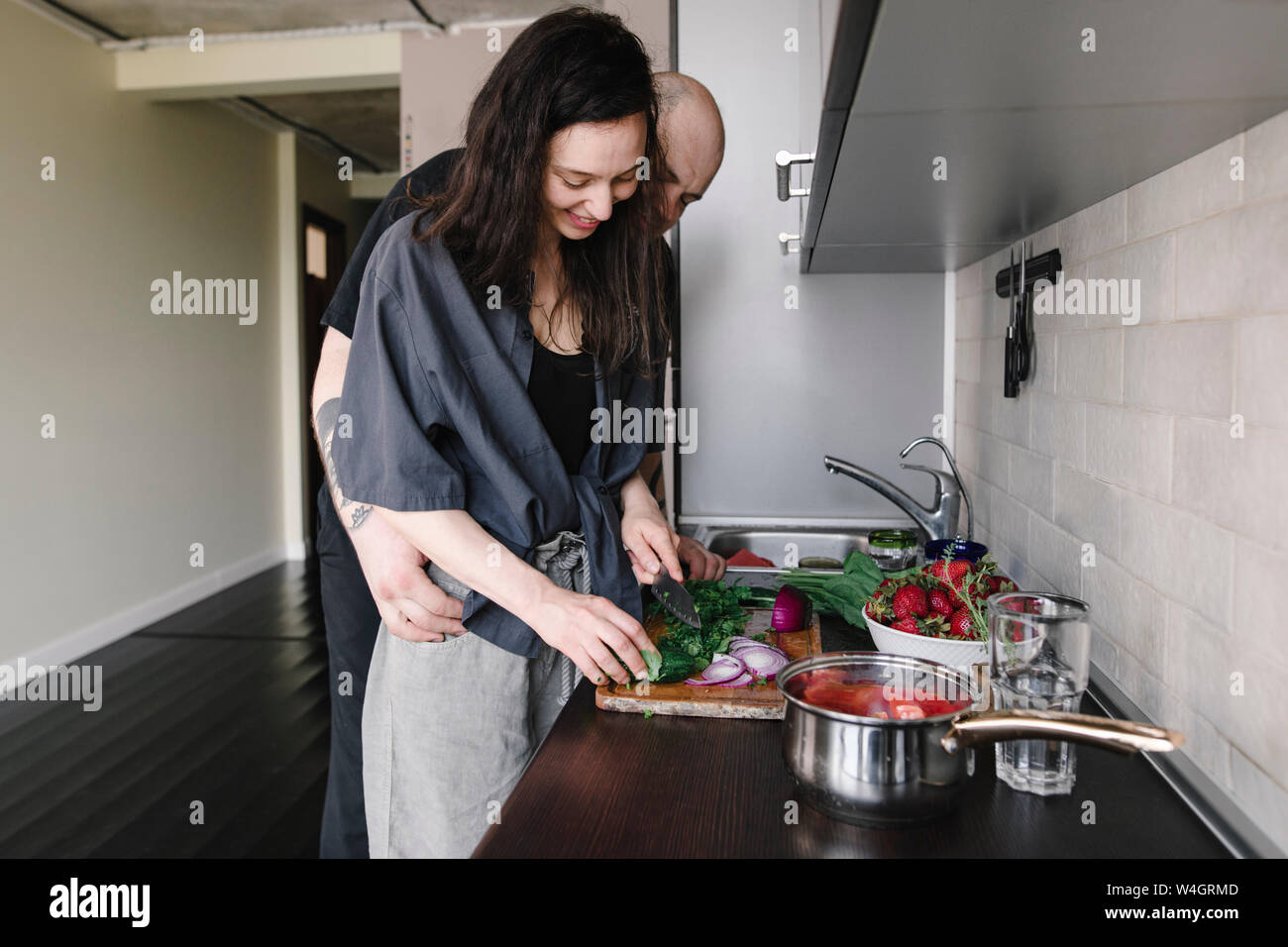 Mann, Frau, Vorbereitung von Salat in der Küche Stockfoto