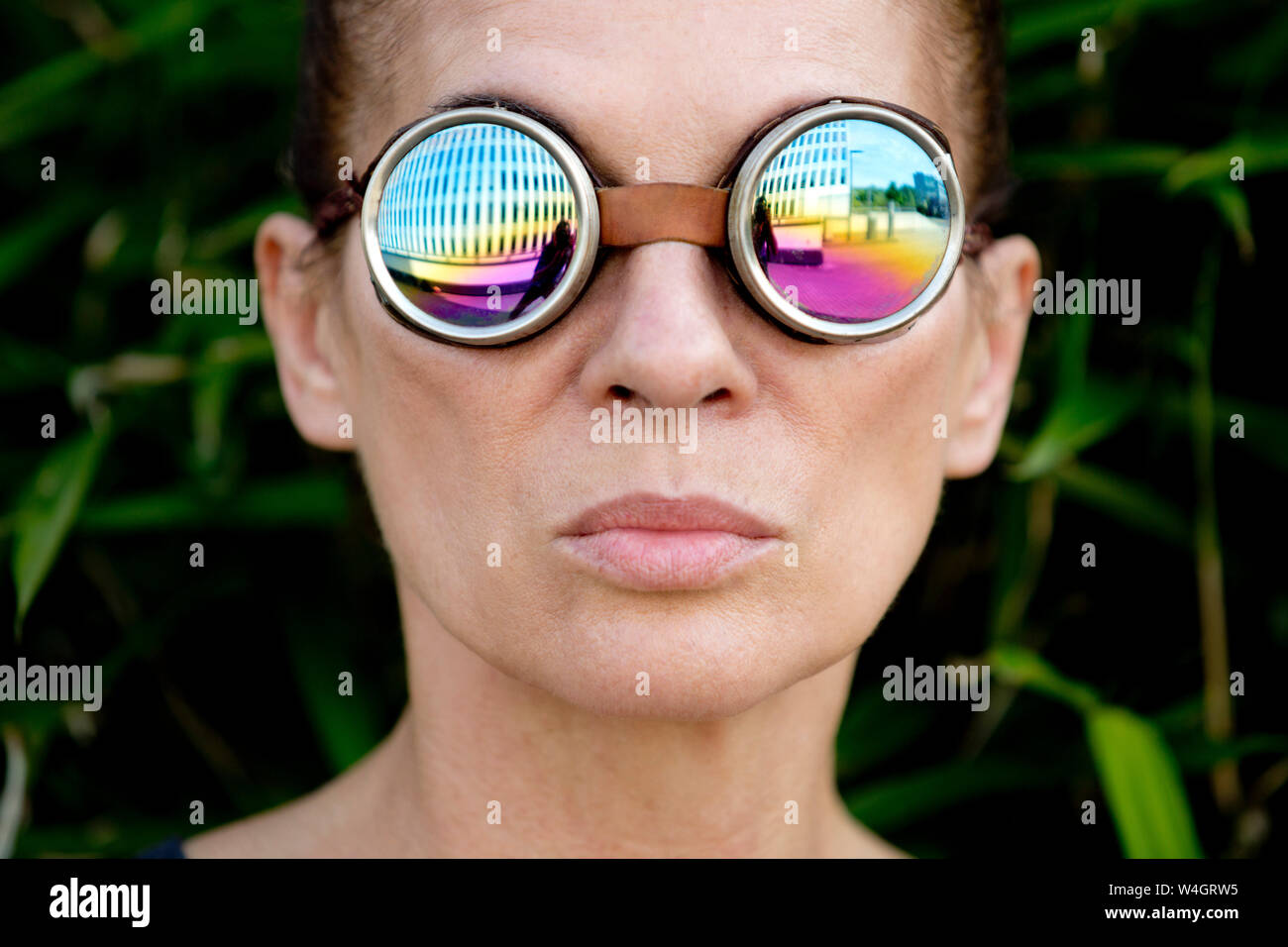 Reife Frau Schweißer-Schutzbrille tragen vor einem Bürogebäude Stockfoto