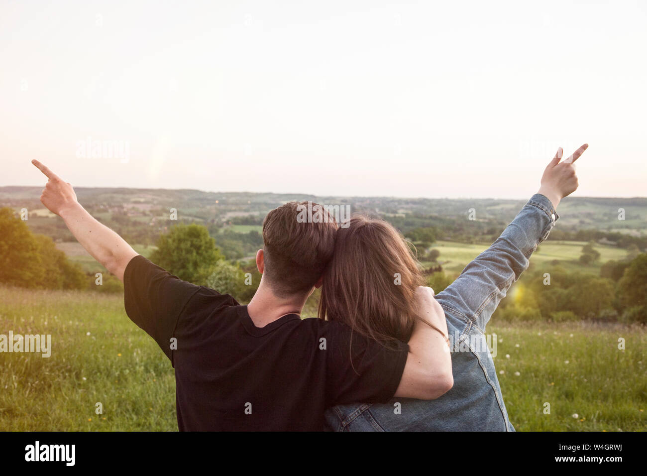 Rückansicht der glückliche junge Liebhaber in der Natur betrachten Stockfoto