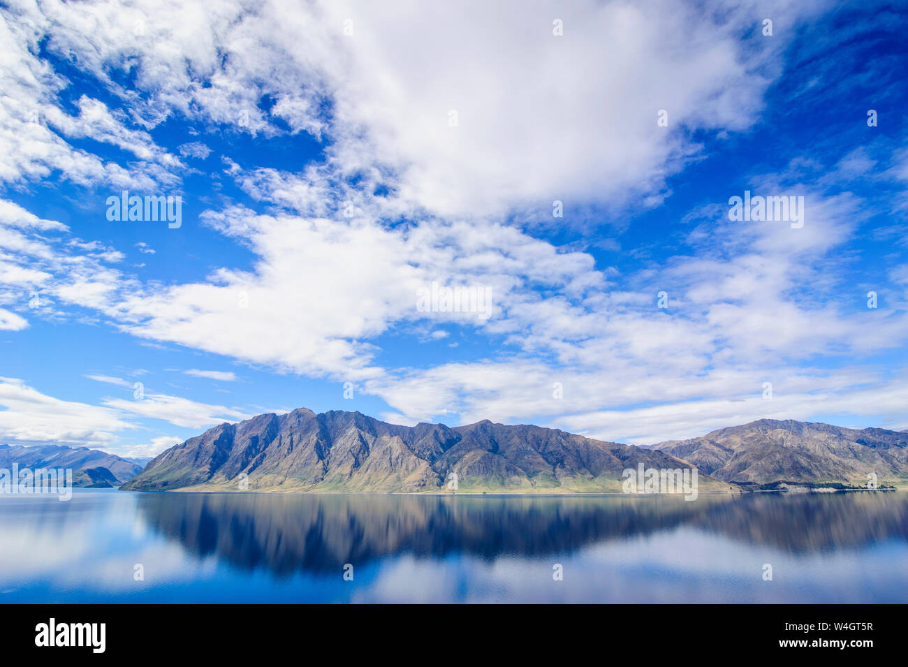 Cloud refelctions in Lake Hawea, Haast Pass, Südinsel, Neuseeland Stockfoto