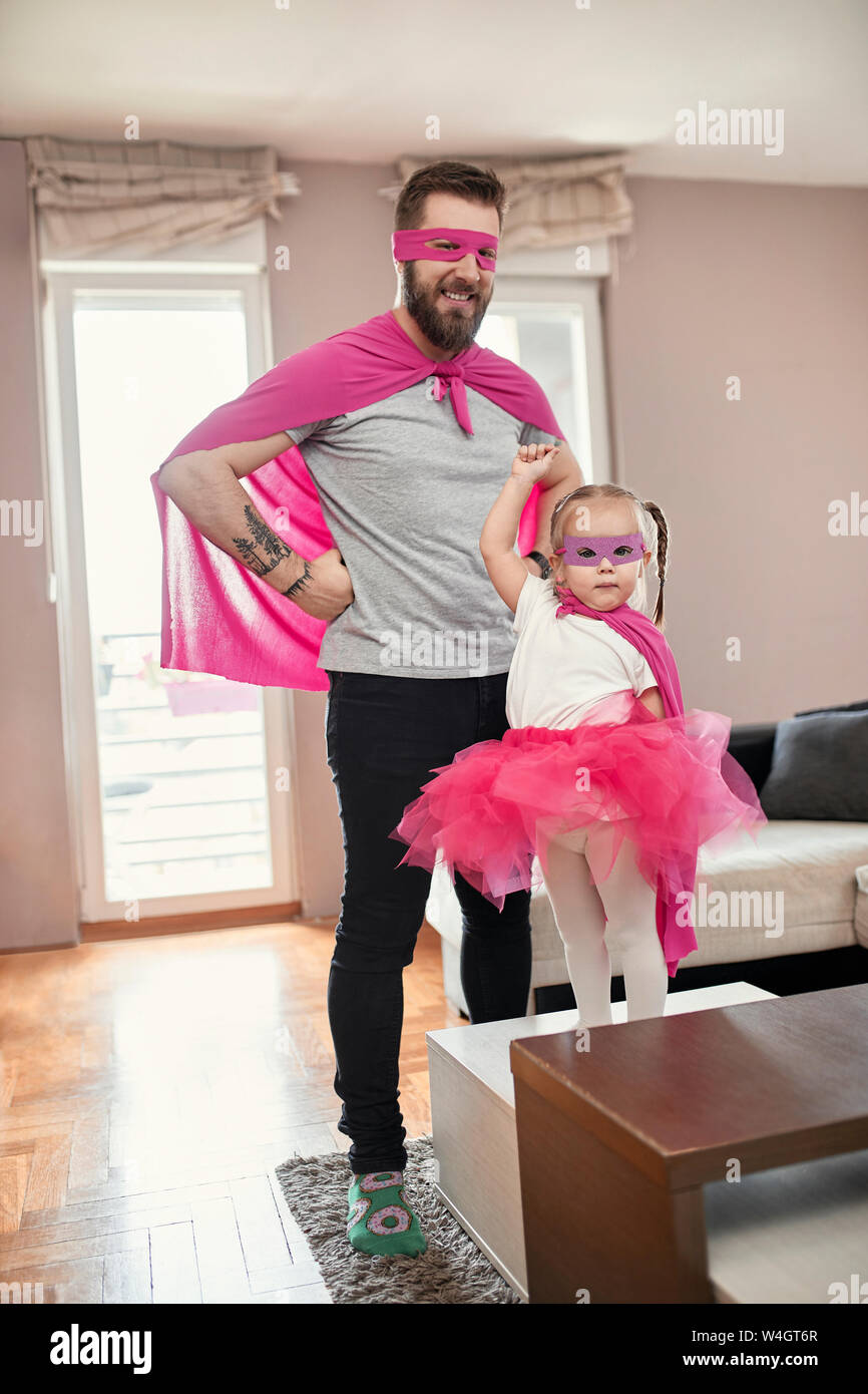 Vater und Tochter spielen Superhelden und superwoman Stockfoto