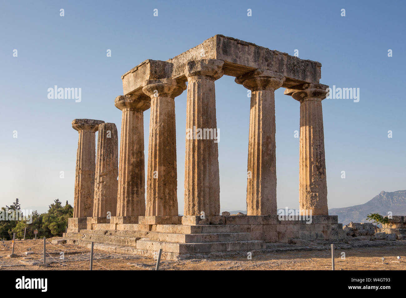 Archaische Tempel des Apollo, der dorischen Säulen, Korinth, Griechenland Stockfoto