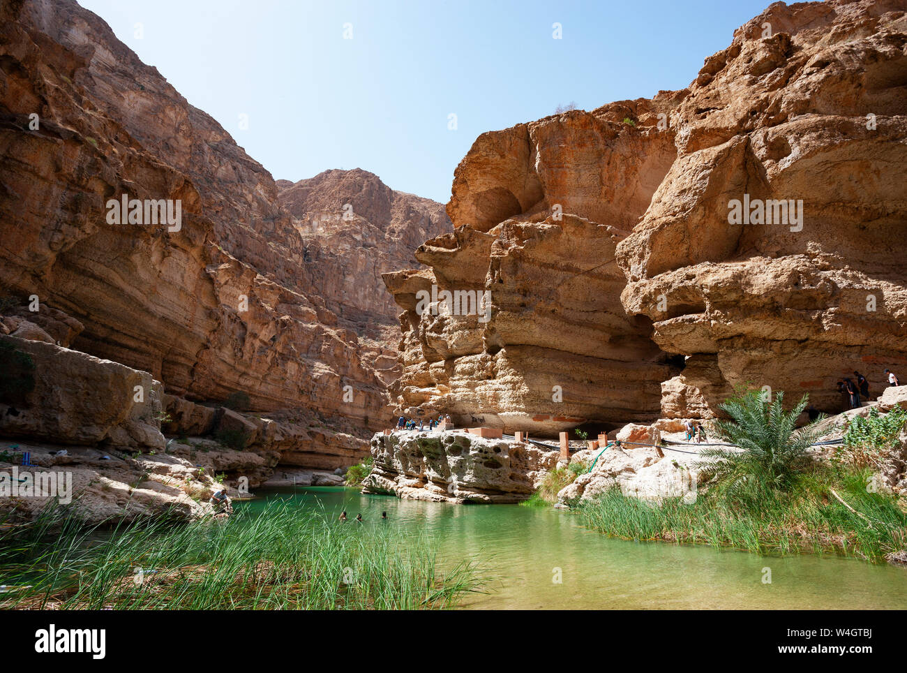Menschen schwimmen im Wadi Shab, Oman Stockfoto