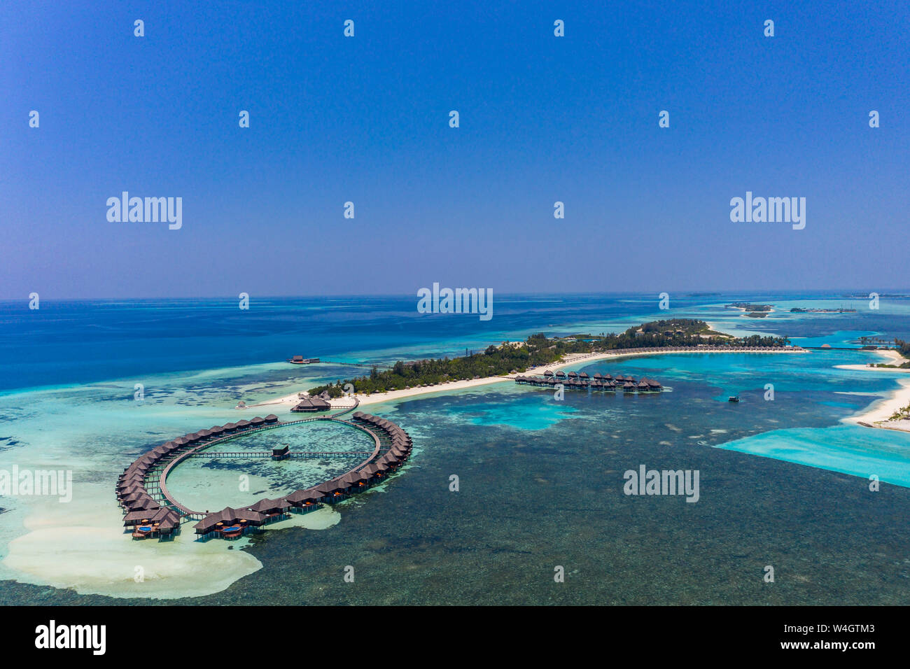 Luftaufnahme über Olhuveli mit Wasser Bungalows, Süd Male Atoll, Malediven Stockfoto