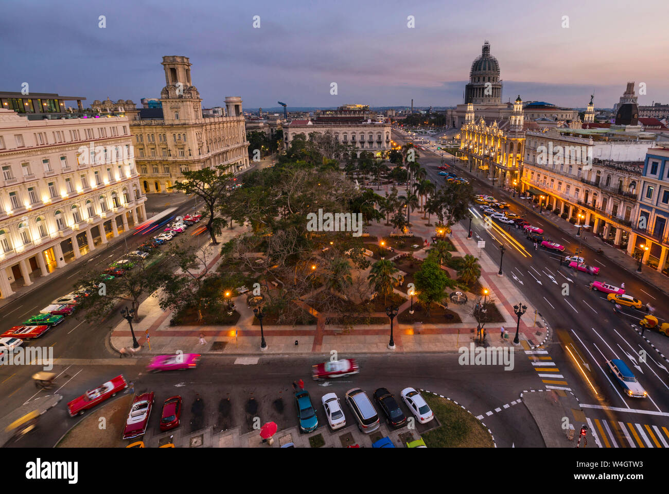 Blick auf Parque Central in der Dämmerung von oben, Havanna, Kuba Stockfoto