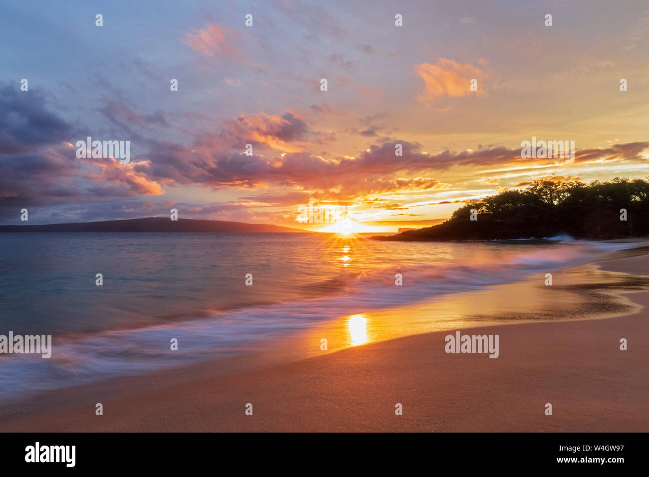 Große Strand bei Sonnenuntergang, Makena Beach State Park, Maui, Hawaii, USA Stockfoto