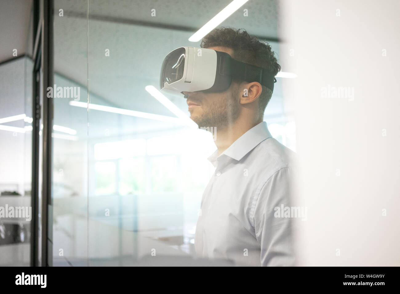 Unternehmer tragen VR-Brille im Büro Stockfoto
