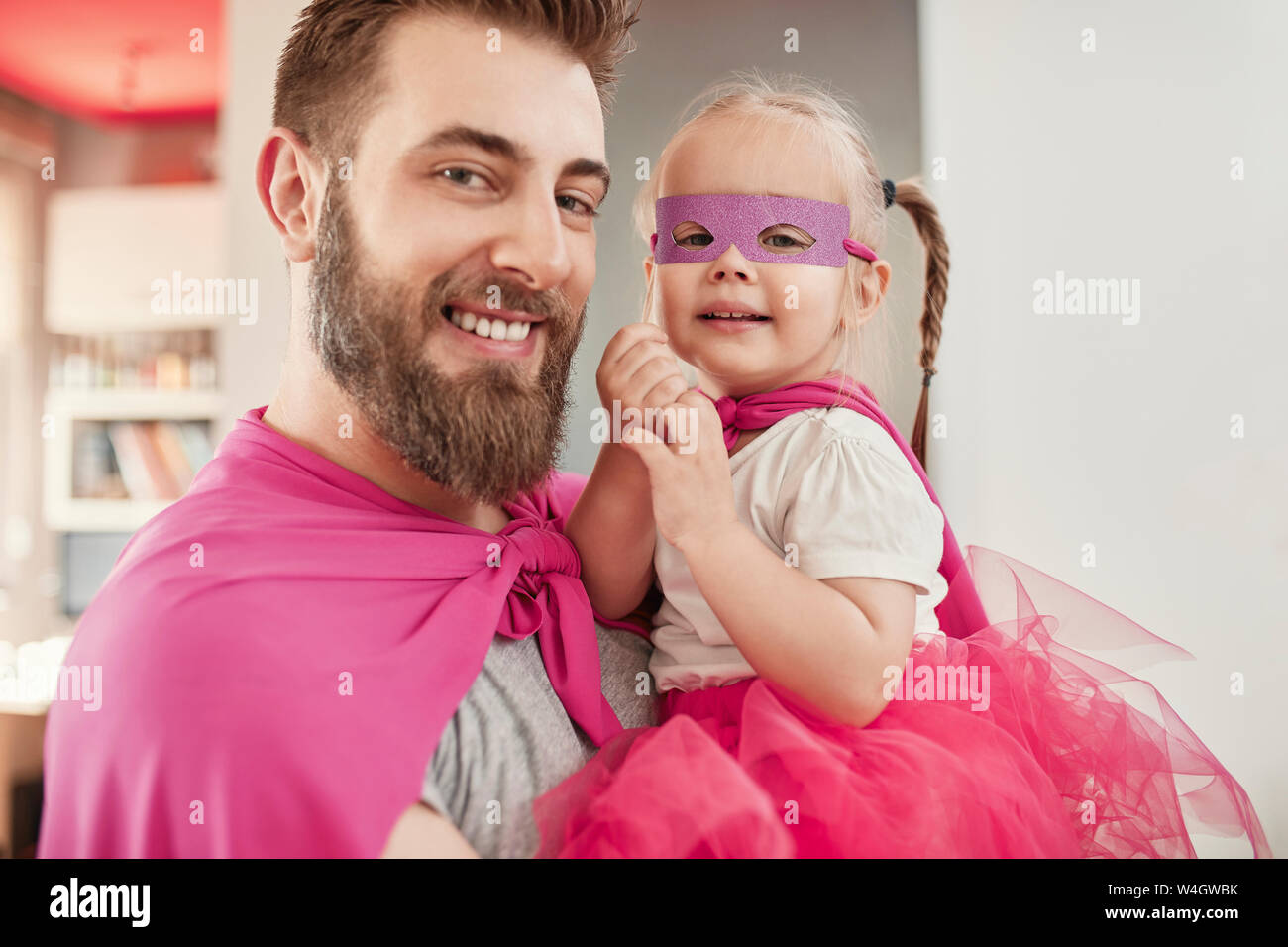 Vater und Tochter spielen Super Hero und superwoman Stockfoto