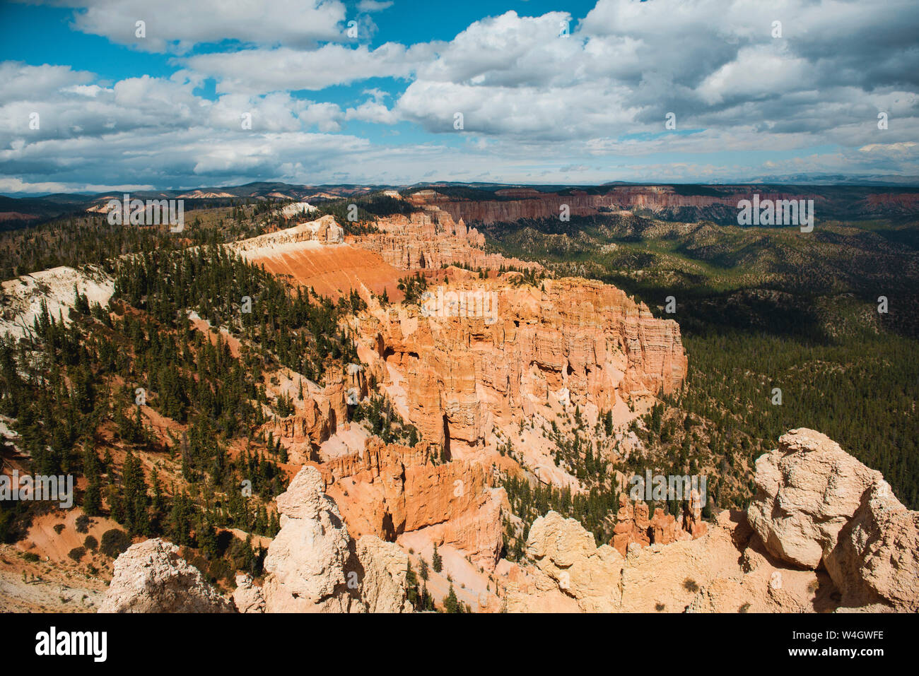 Malerischer Blick auf die Säule - wie Felsformationen, die als Hoodoos im Bryce Canyon im Herbst, Utah, USA Stockfoto