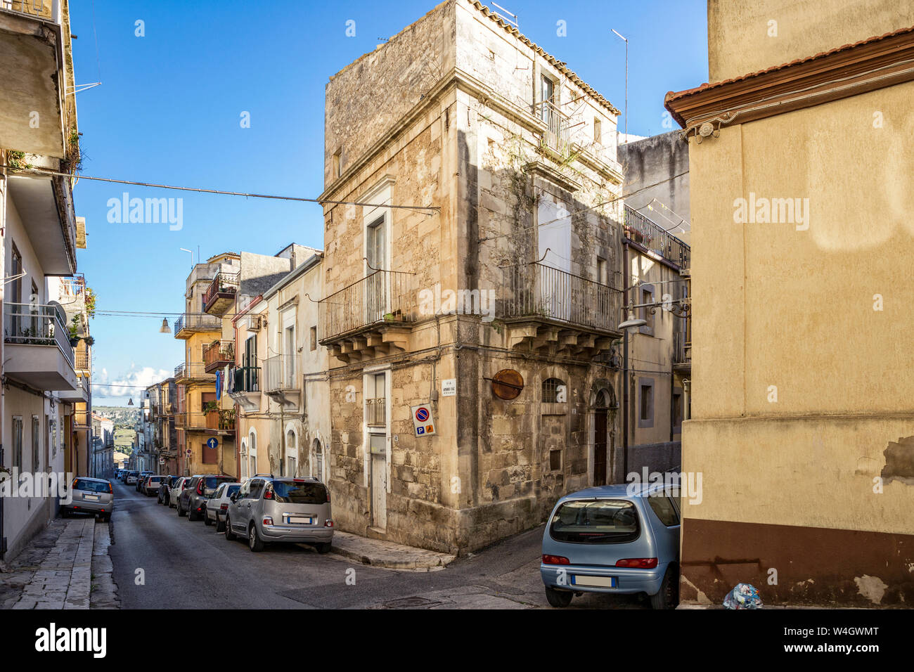 Schmale Straße und Häuser, Ragusa, Sizilien, Italien Stockfoto