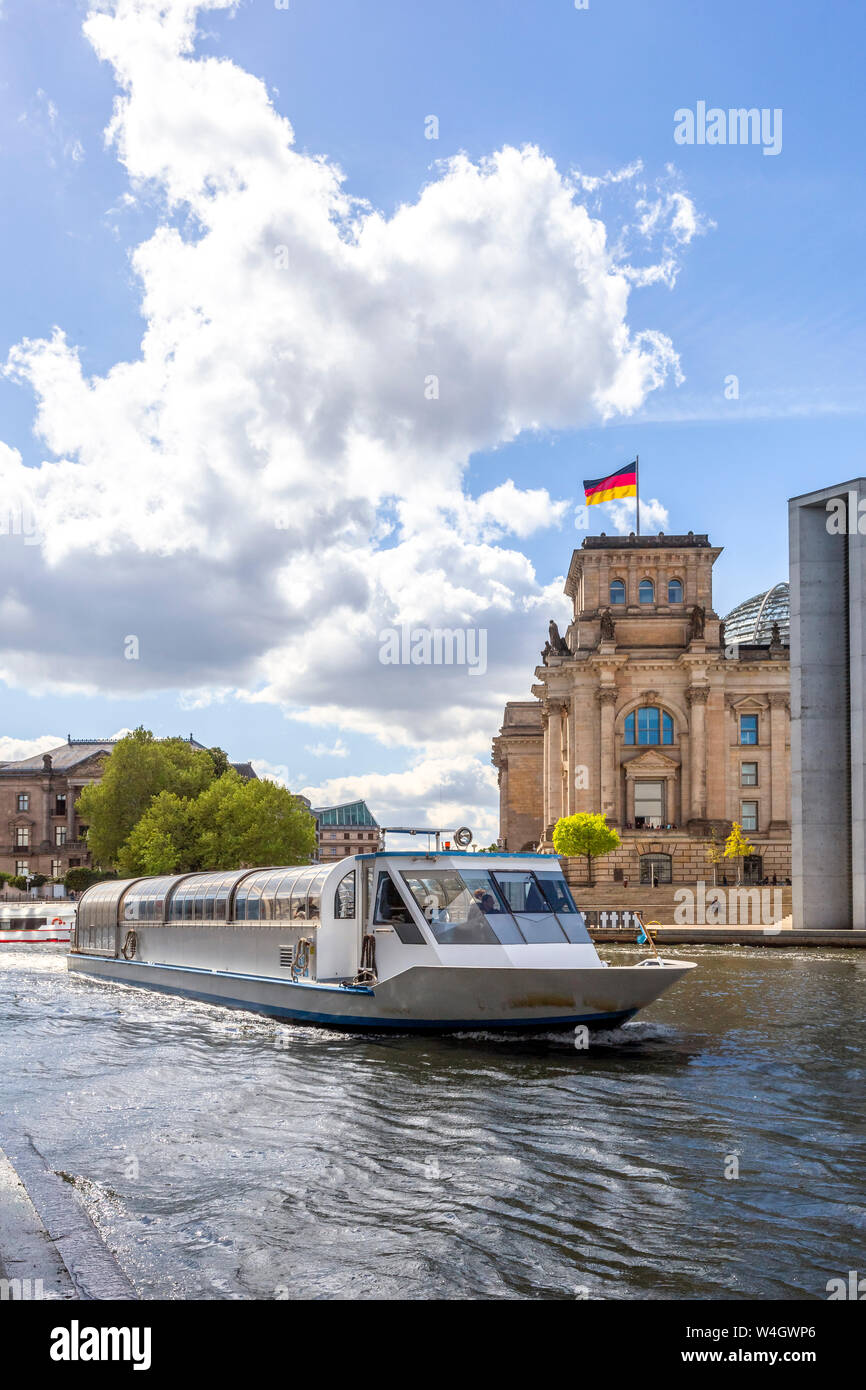 Blick auf Reichstag mit tourboat auf Spree im Vordergrund, Berlin, Deutschland Stockfoto