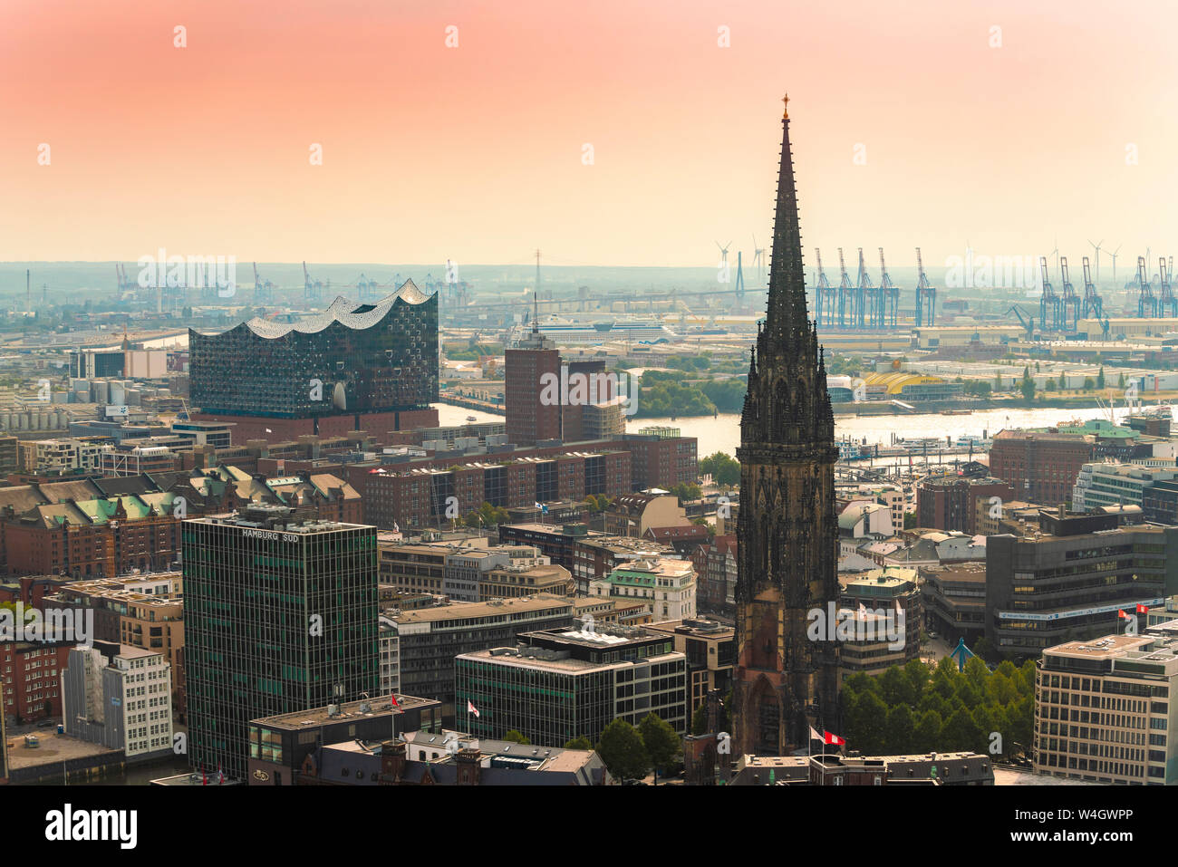 Stadtbild mit St. Nikolai Mahnmal, Elbphilharmonie und Hafen, Hamburg, Deutschland Stockfoto