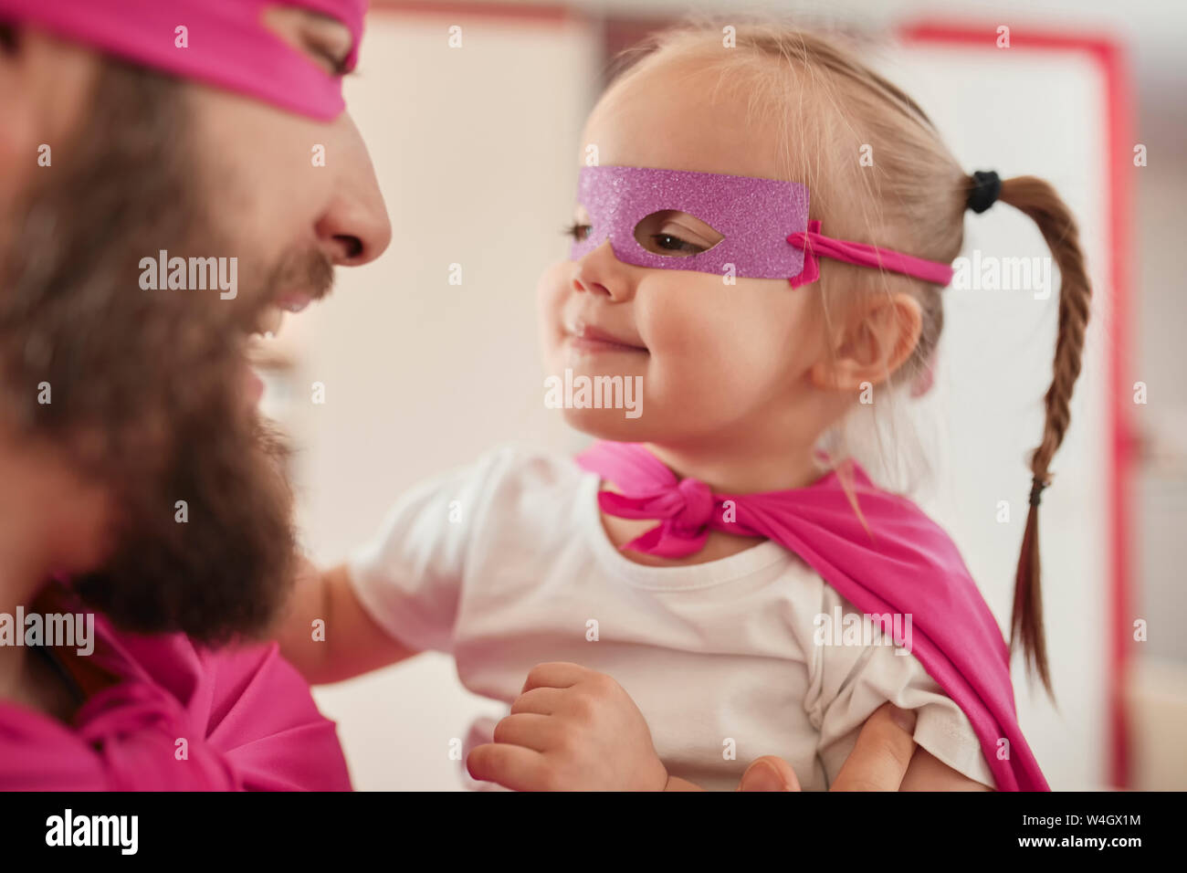 Vater und Tochter spielen Super Hero und superwoman Stockfoto