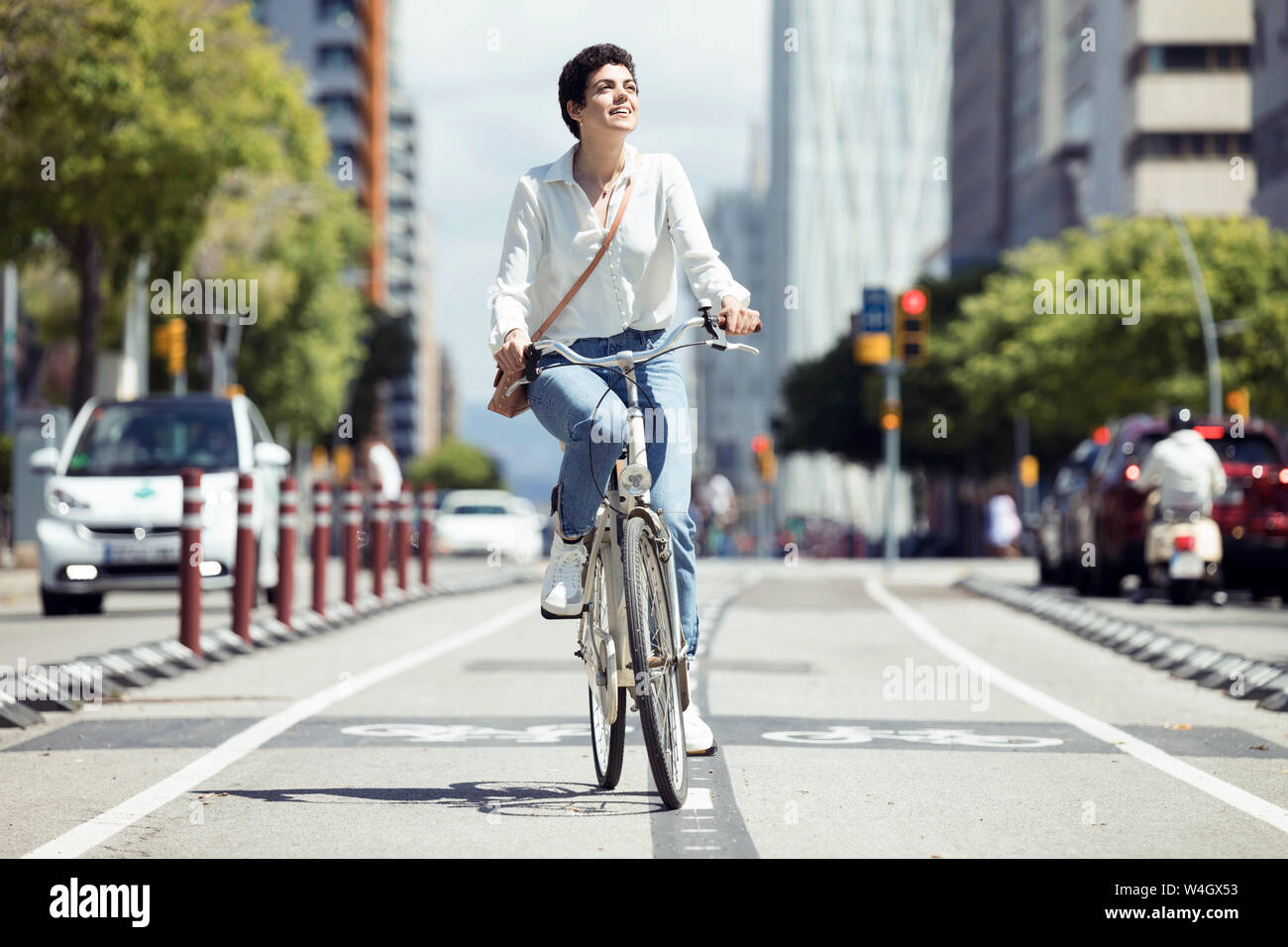 Frau mit dem Fahrrad auf dem Fahrrad Lane Stockfoto
