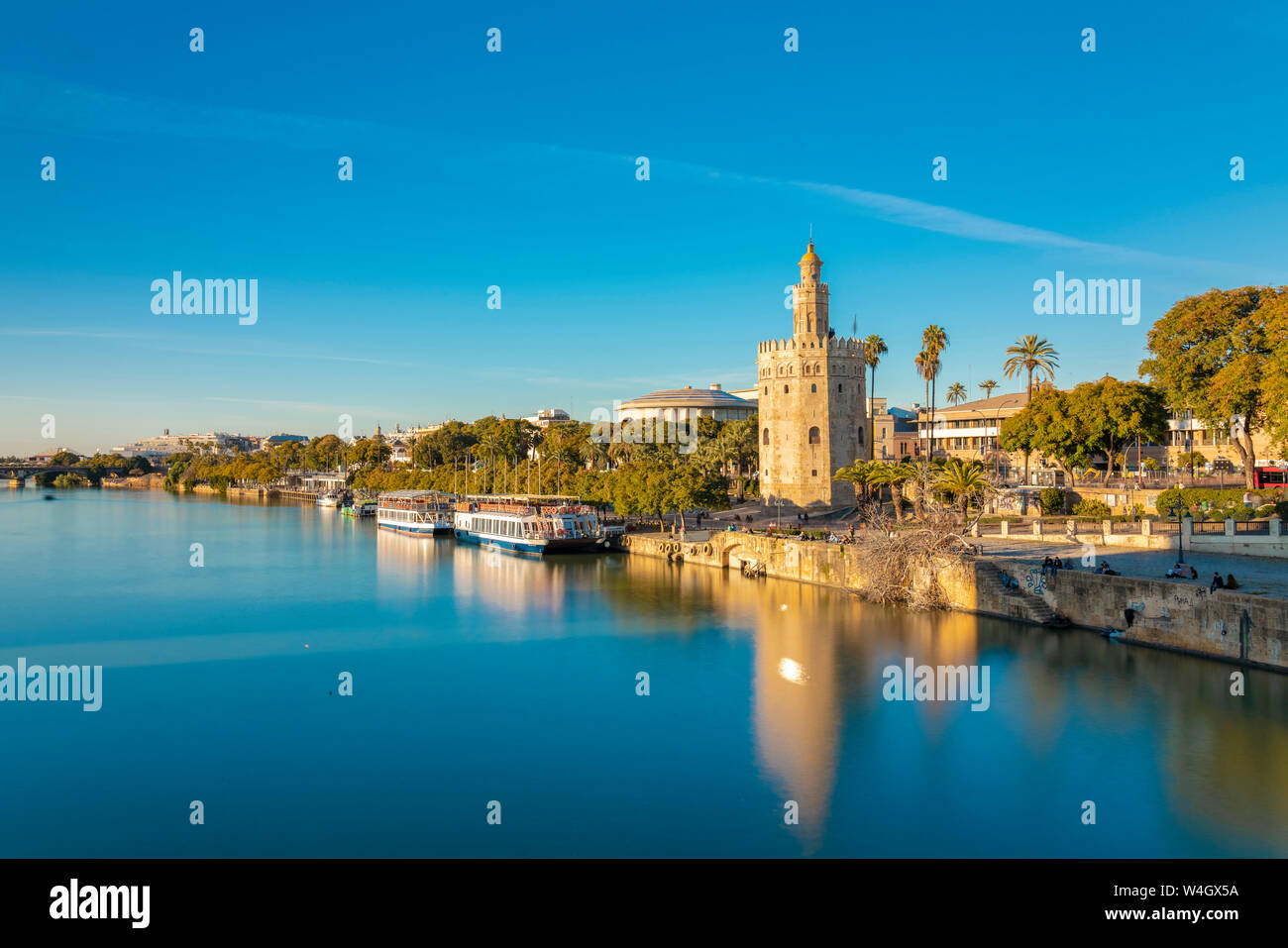 Lange Belichtung von Torre del Oro am Fluss Guadalquivir, Sevilla, Spanien Stockfoto