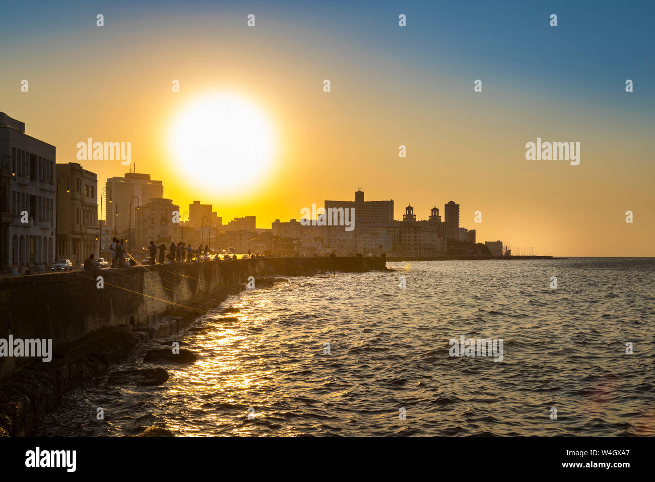 Zur Malecon bei Sonnenuntergang, Havanna, Kuba Stockfoto