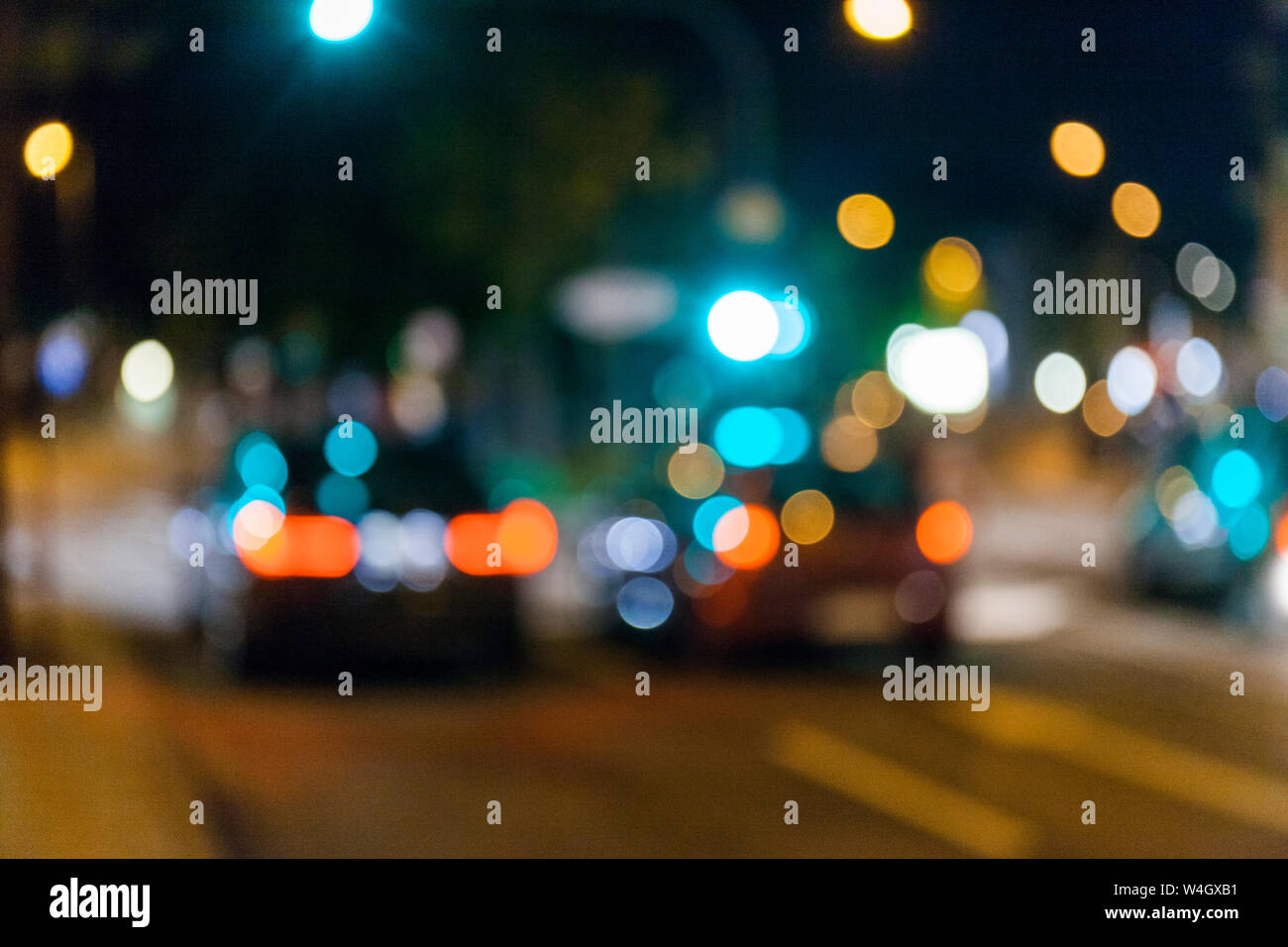 Verschwommen Autos auf der Straße in der Nacht Stockfoto