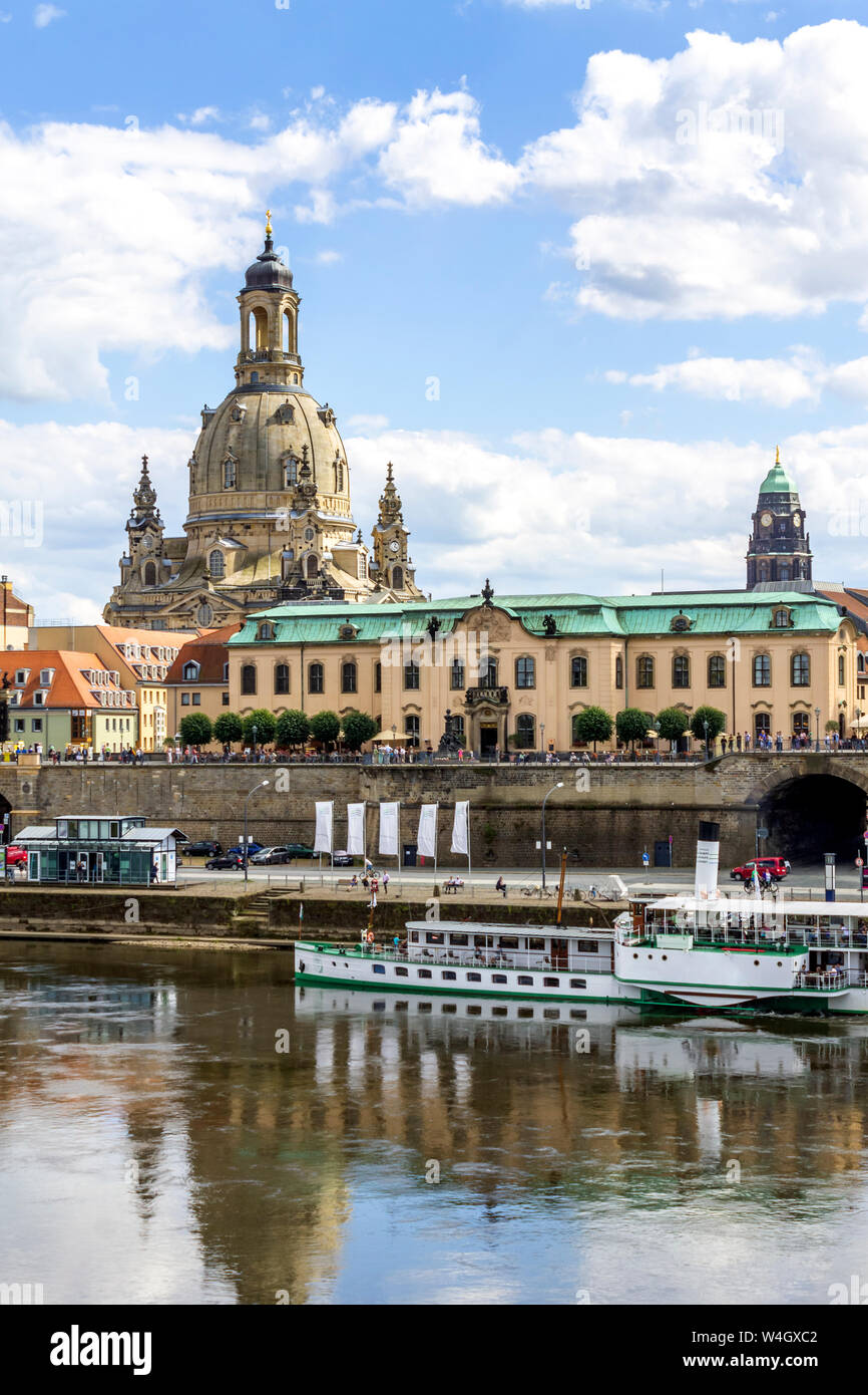 Blick auf die Kirche Unserer Frau mit Sekundogenitur im Vordergrund, Dresden, Deutschland Stockfoto