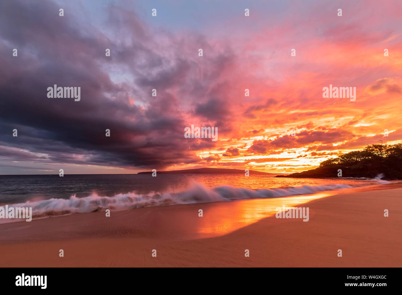 Große Strand bei Sonnenuntergang, Makena Beach State Park, Maui, Hawaii, USA Stockfoto
