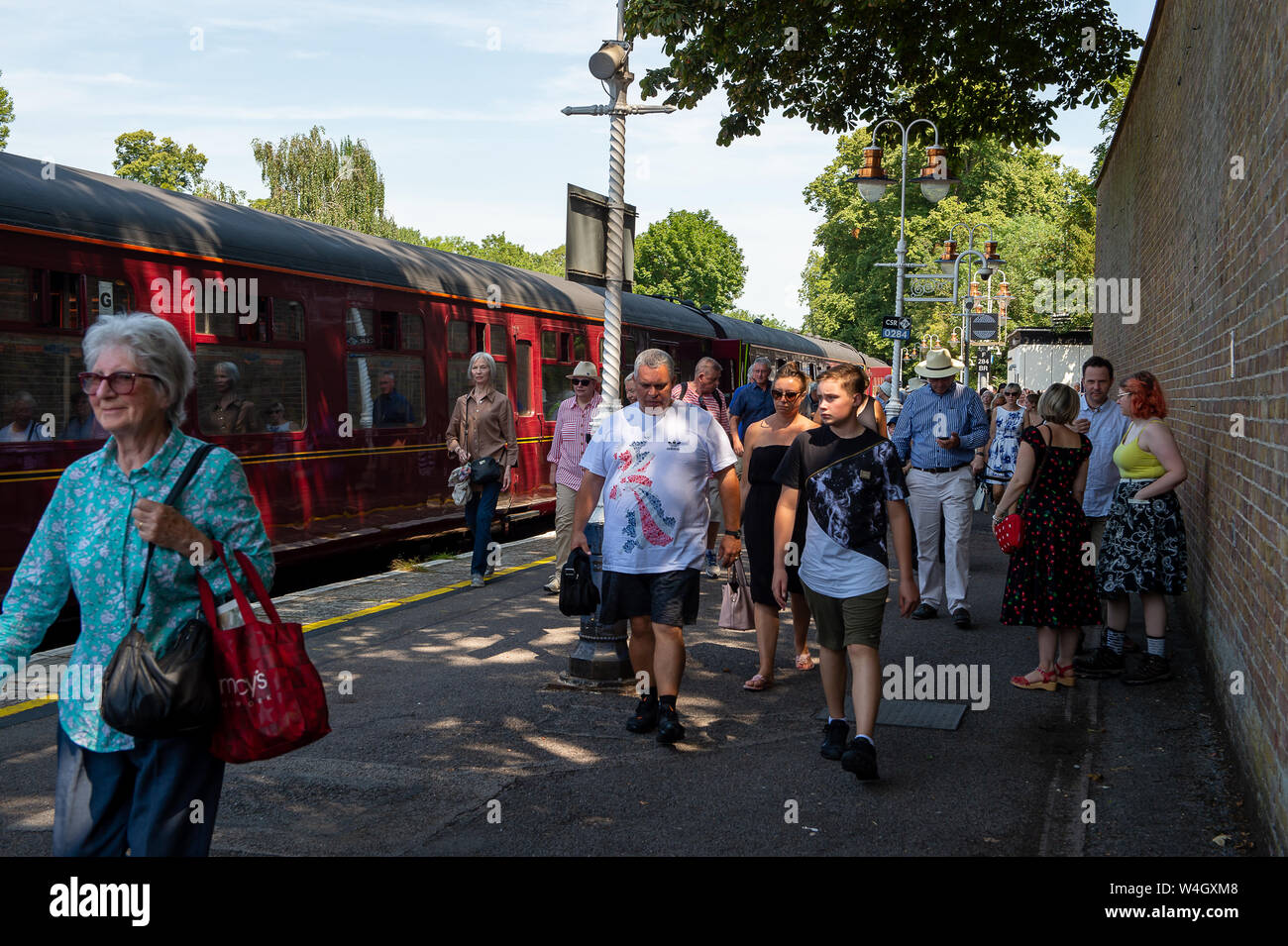 Windsor, Berkshire, Großbritannien. 23. Juli, 2019. Die Passagiere steigen aus der Royal Windsor Express Zug nach der Ankunft in Windsor und Eton Riverside Bahnhof. Die Mayflower Dampfmaschine ist, Passagiere von Waterloo Windsor jeden Dienstag drei Mal am Tag, bis Anfang September 2019. Credit: Maureen McLean/Alamy leben Nachrichten Stockfoto