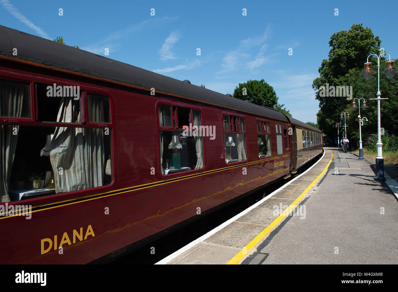 Windsor, Berkshire, Großbritannien. 23. Juli, 2019. Das Royal Windsor Express Zug fährt von Windsor und Eton Riverside Bahnhof auf der Rückfahrt nach Waterloo. Einer der Wagen ist mit dem Namen Diana. Die Mayflower Dampfmaschine ist, Passagiere von Waterloo Windsor jeden Dienstag drei Mal am Tag, bis Anfang September 2019. Credit: Maureen McLean/Alamy leben Nachrichten Stockfoto