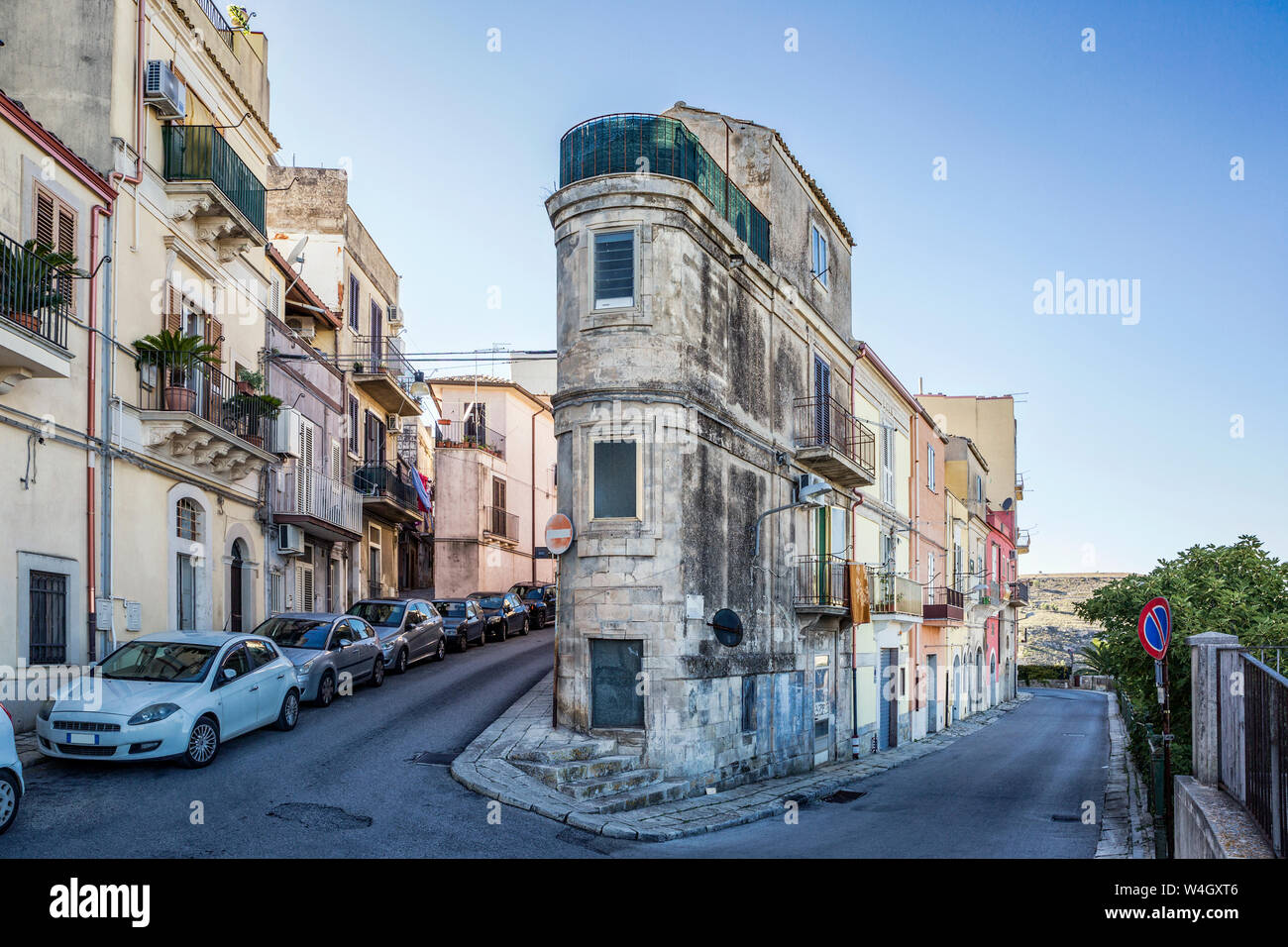 Schmale Haus in einer Kurve, Ragusa, Sizilien, Italien Stockfoto