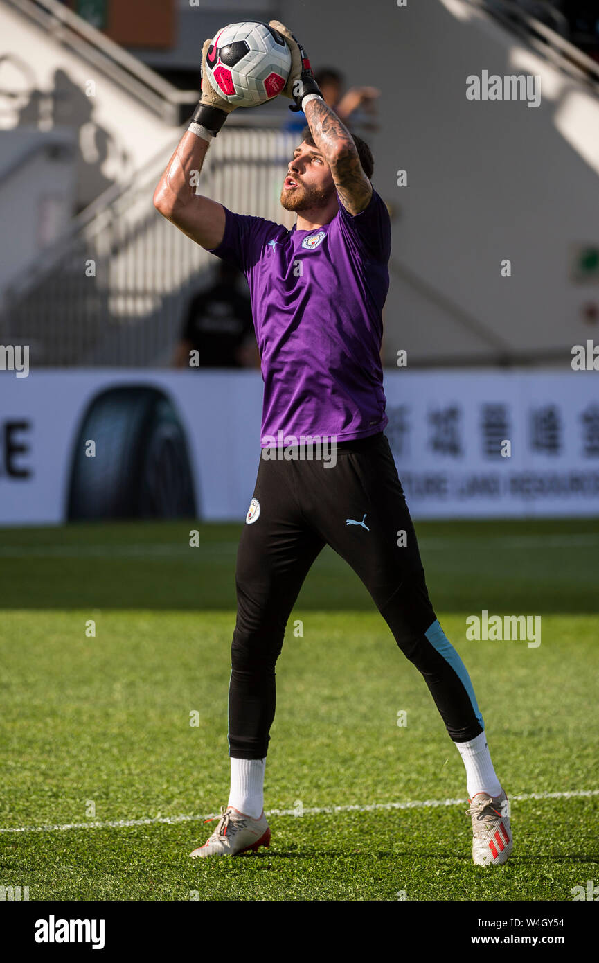 Hong Kong, Hong Kong SAR, China. 23. Juli, 2019. Die englische Premier League Team, Manchester City Football Club gehen durch ihre Schritte in die Ausbildung in der warmen Hongkong Wetter. Das Treffen, das lokale Team Kitchee FC für ein pre-Season Match morgen. Goalie Daniel Grimshaw Credit: HKPhotoNews/Alamy leben Nachrichten Stockfoto