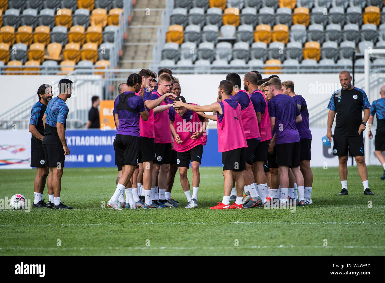 Hong Kong, Hong Kong SAR, China. 23. Juli, 2019. Die englische Premier League Team, Manchester City Football Club gehen durch ihre Schritte in die Ausbildung in der warmen Hongkong Wetter. Das Treffen, das lokale Team Kitchee FC für ein pre-Season Match morgen. Credit: HKPhotoNews/Alamy leben Nachrichten Stockfoto