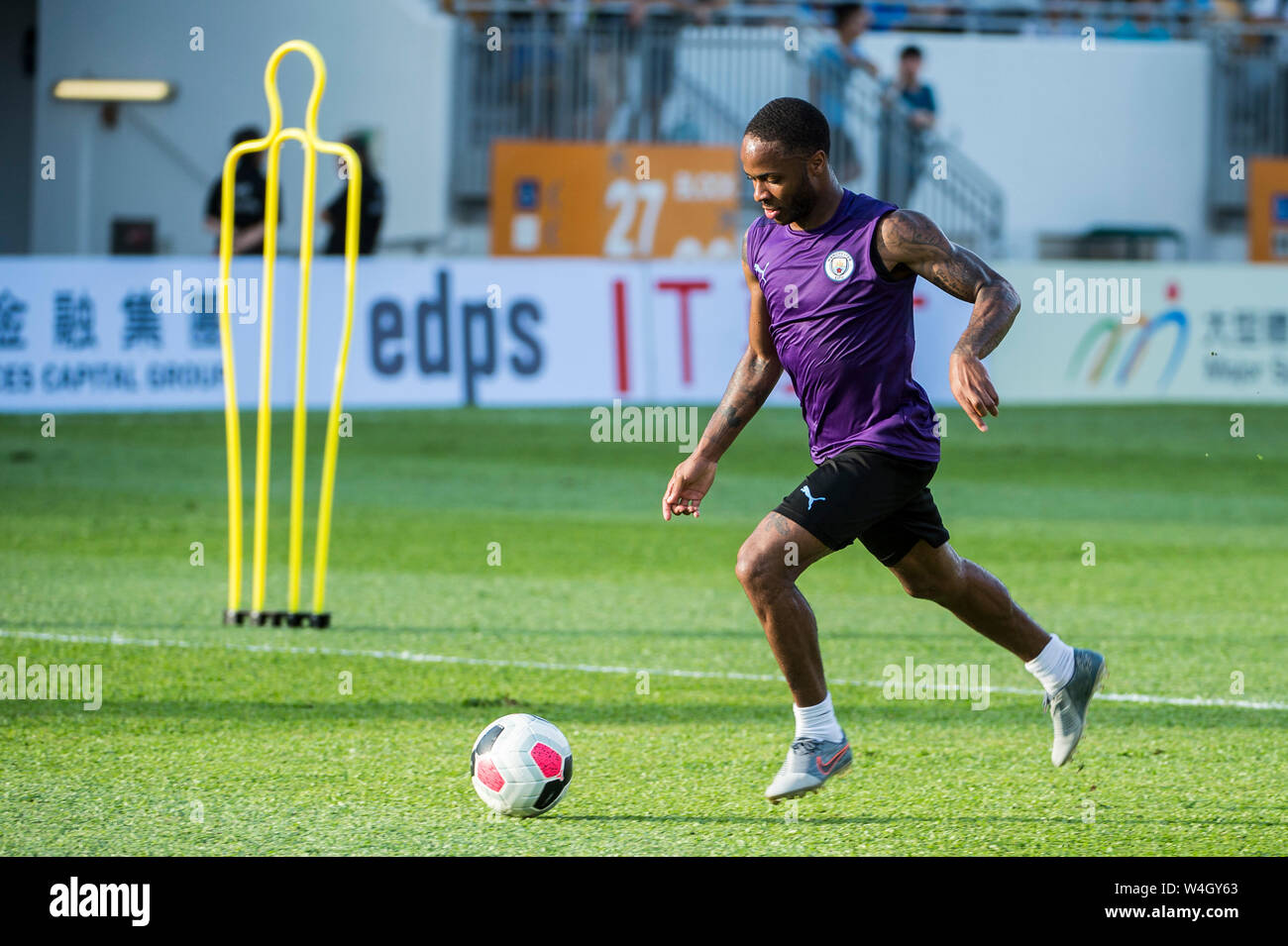 Hong Kong, Hong Kong SAR, China. 23. Juli, 2019. Die englische Premier League Team, Manchester City Football Club gehen durch ihre Schritte in die Ausbildung in der warmen Hongkong Wetter. Das Treffen, das lokale Team Kitchee FC für ein pre-Season Match morgen. Raheem Sterling Credit: HKPhotoNews/Alamy leben Nachrichten Stockfoto