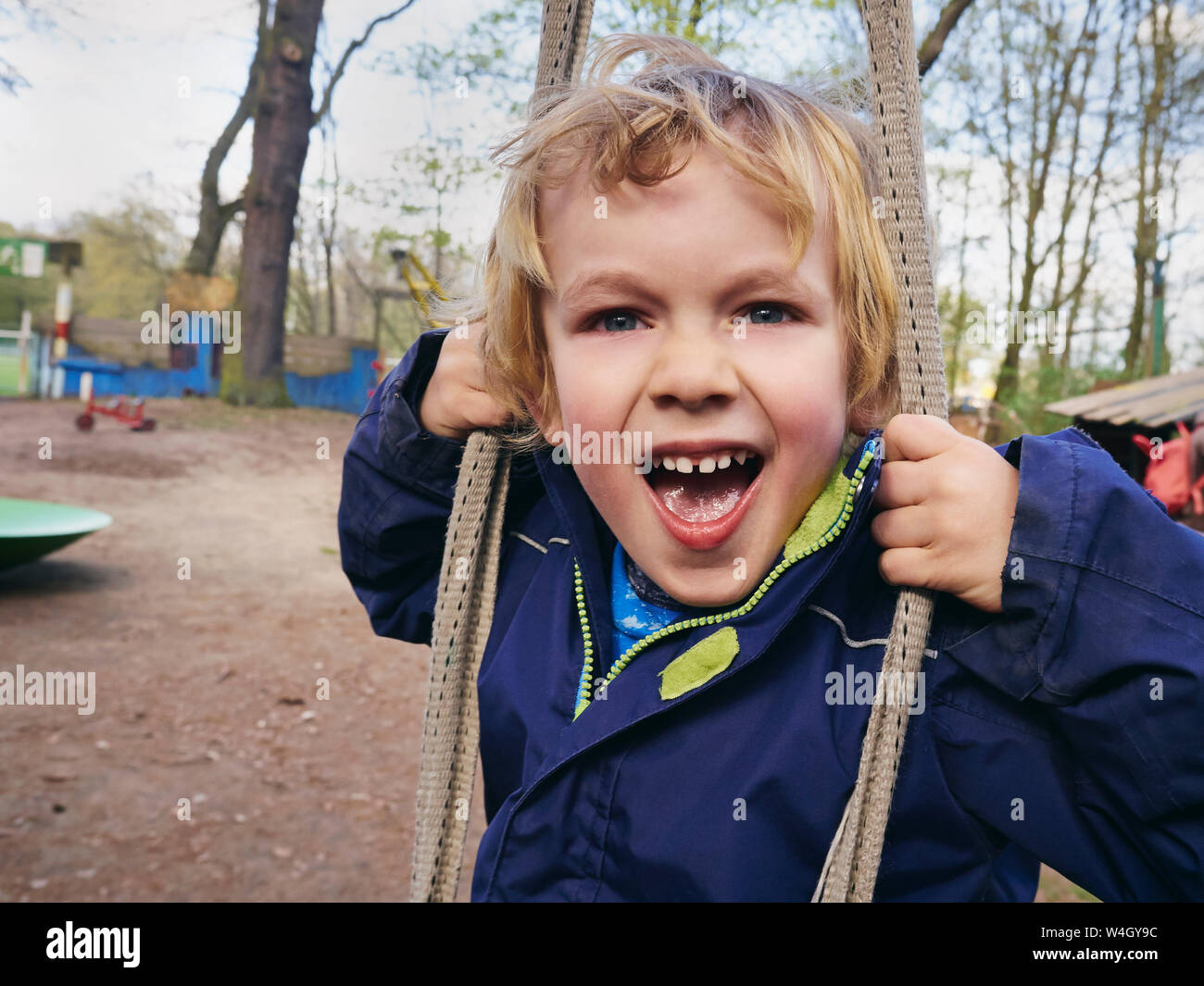 Portrait von schreienden kleinen Jungen auf dem Spielplatz Stockfoto