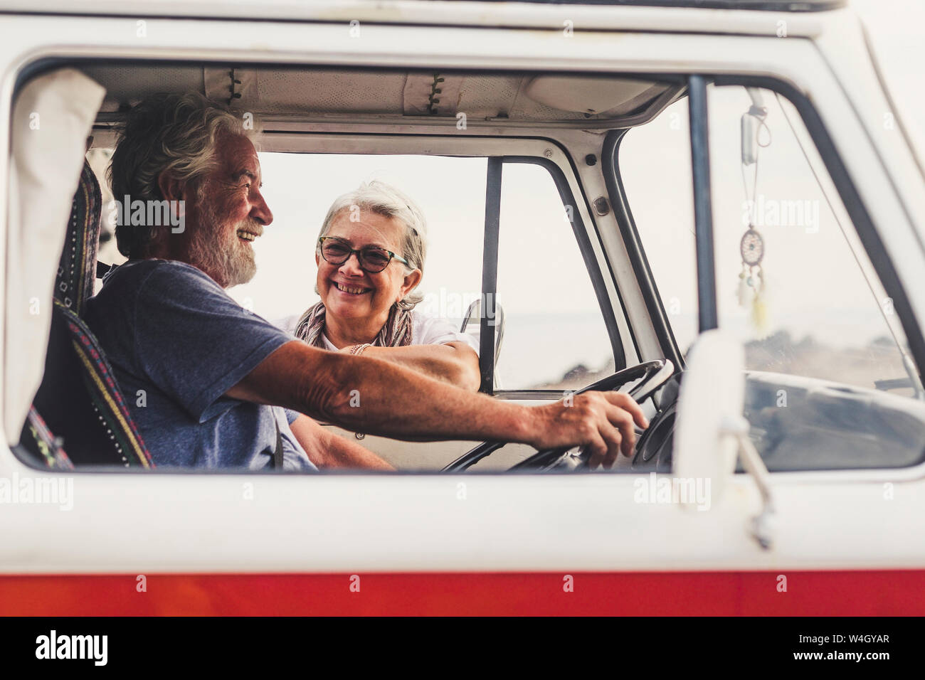 Senior Paar reist in einer Vintage van, eine Pause am Meer, Reden Stockfoto