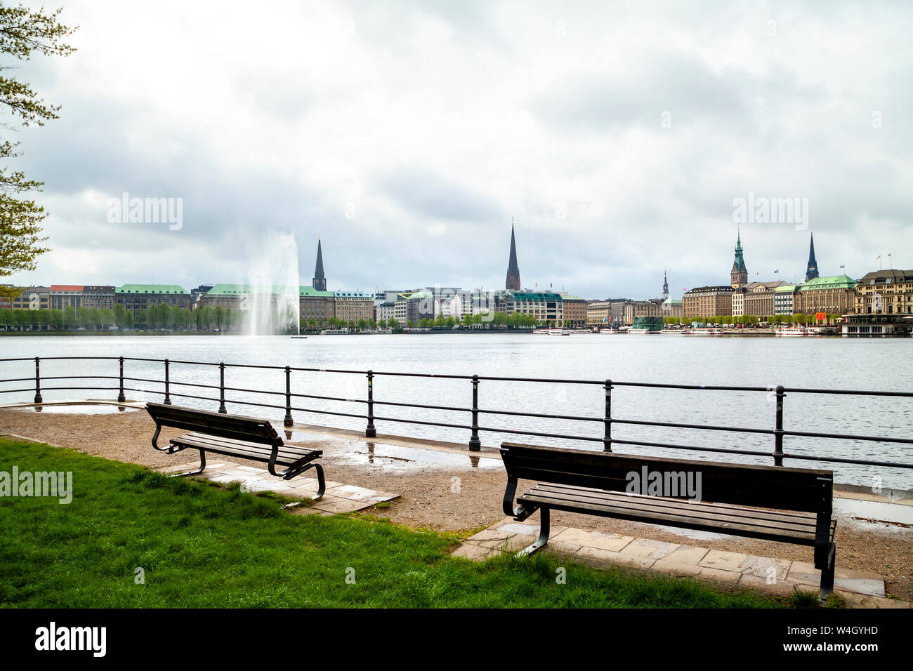 Blick auf die Stadt mit Binnenalster im Vordergrund, Hamburg, Deutschland Stockfoto