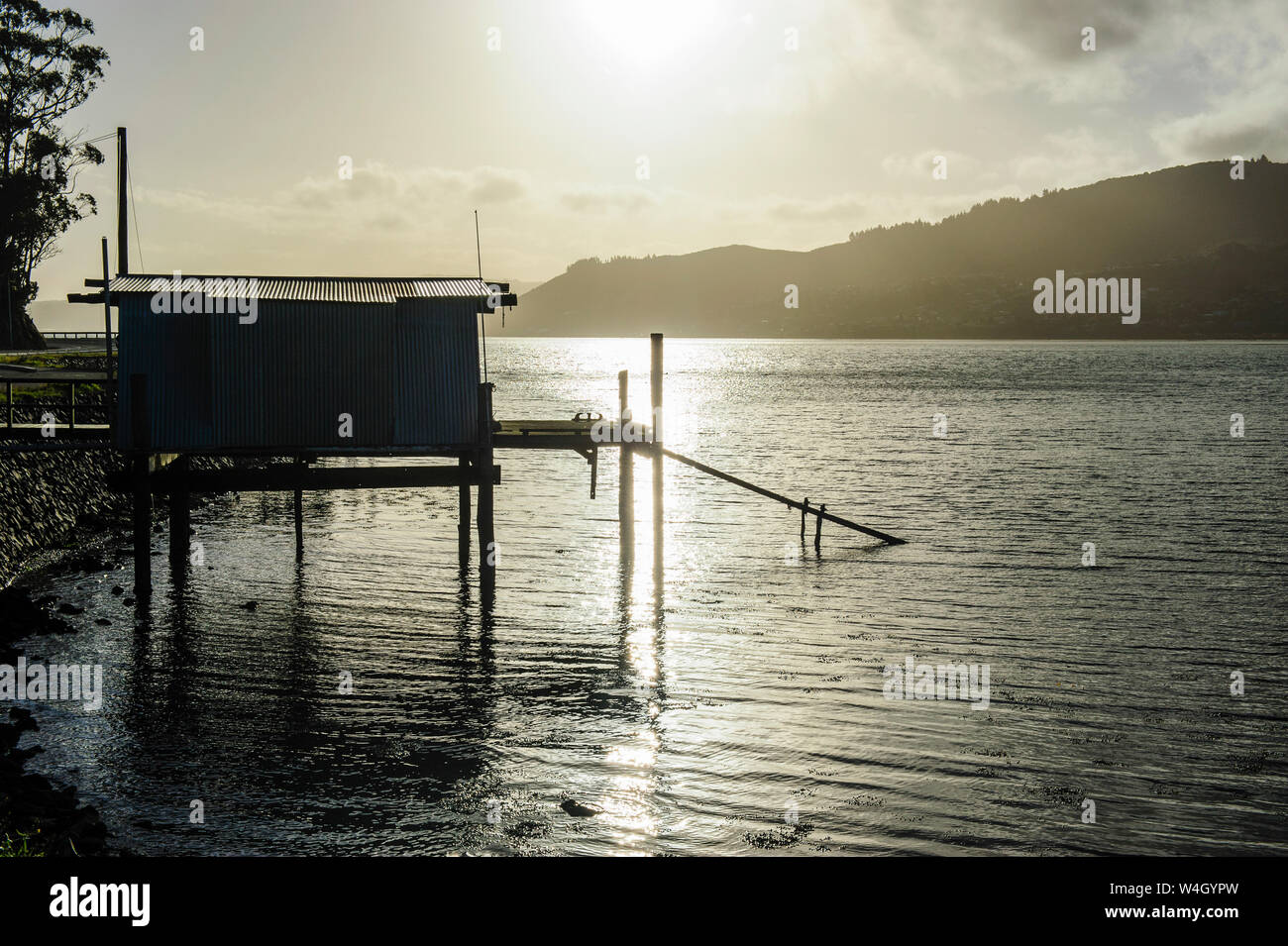 Hintergrundbeleuchtung für eine Fischerhütte auf der Otago Halbinsel, Südinsel, Neuseeland Stockfoto