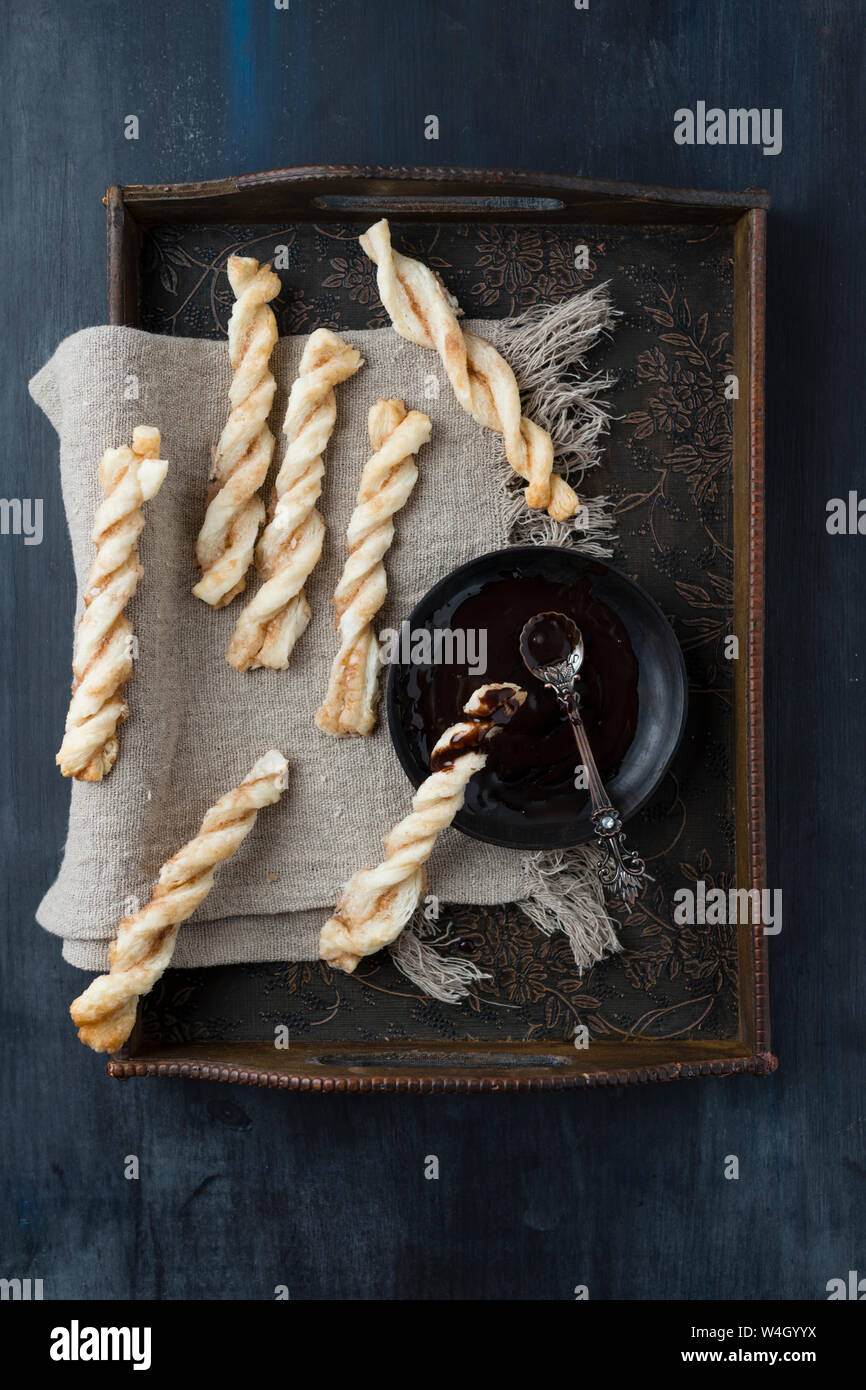 Blätterteig Sticks mit Zucker und Zimt und Schokoladensauce Stockfoto