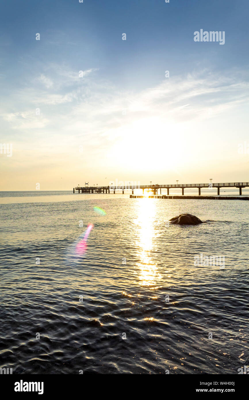 Blick auf das Meer bridge bei Sonnenuntergang, Kühlungsborn, Deutschland Stockfoto