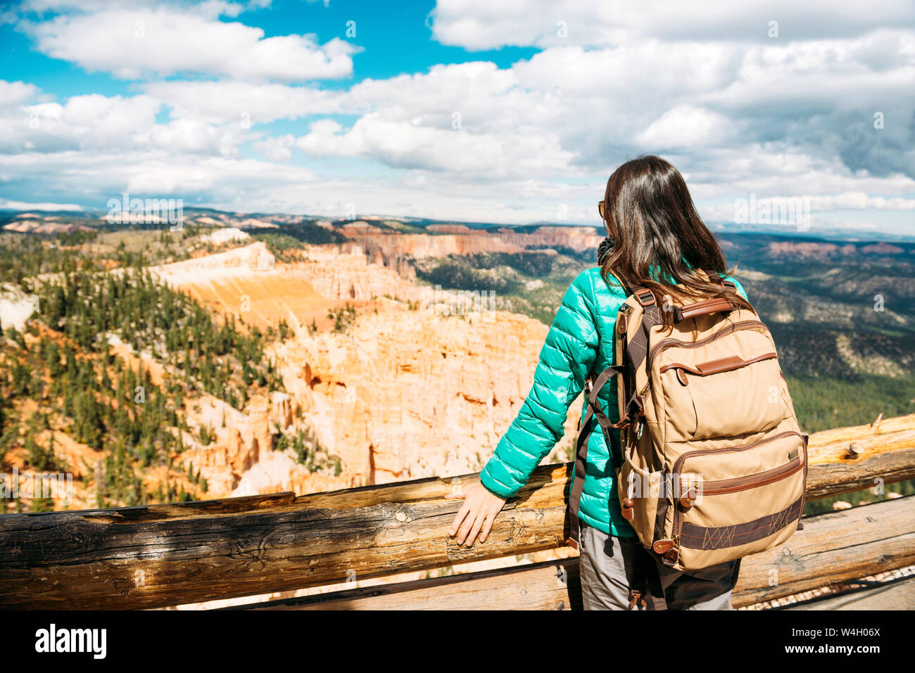 Frauen Wanderer mit Rucksack auf einem Aussichtspunkt in Bryce Canyon, Utah, USA Stockfoto