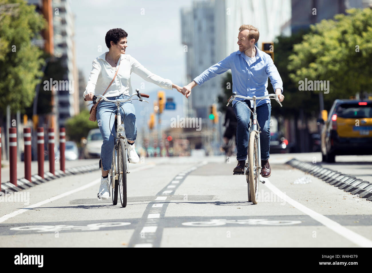 Paar mit Bikes in Barcelona Stockfoto