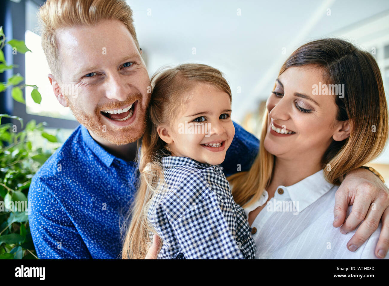 Porträt einer glücklichen Familie, Einkaufen in ein Möbelhaus Stockfoto