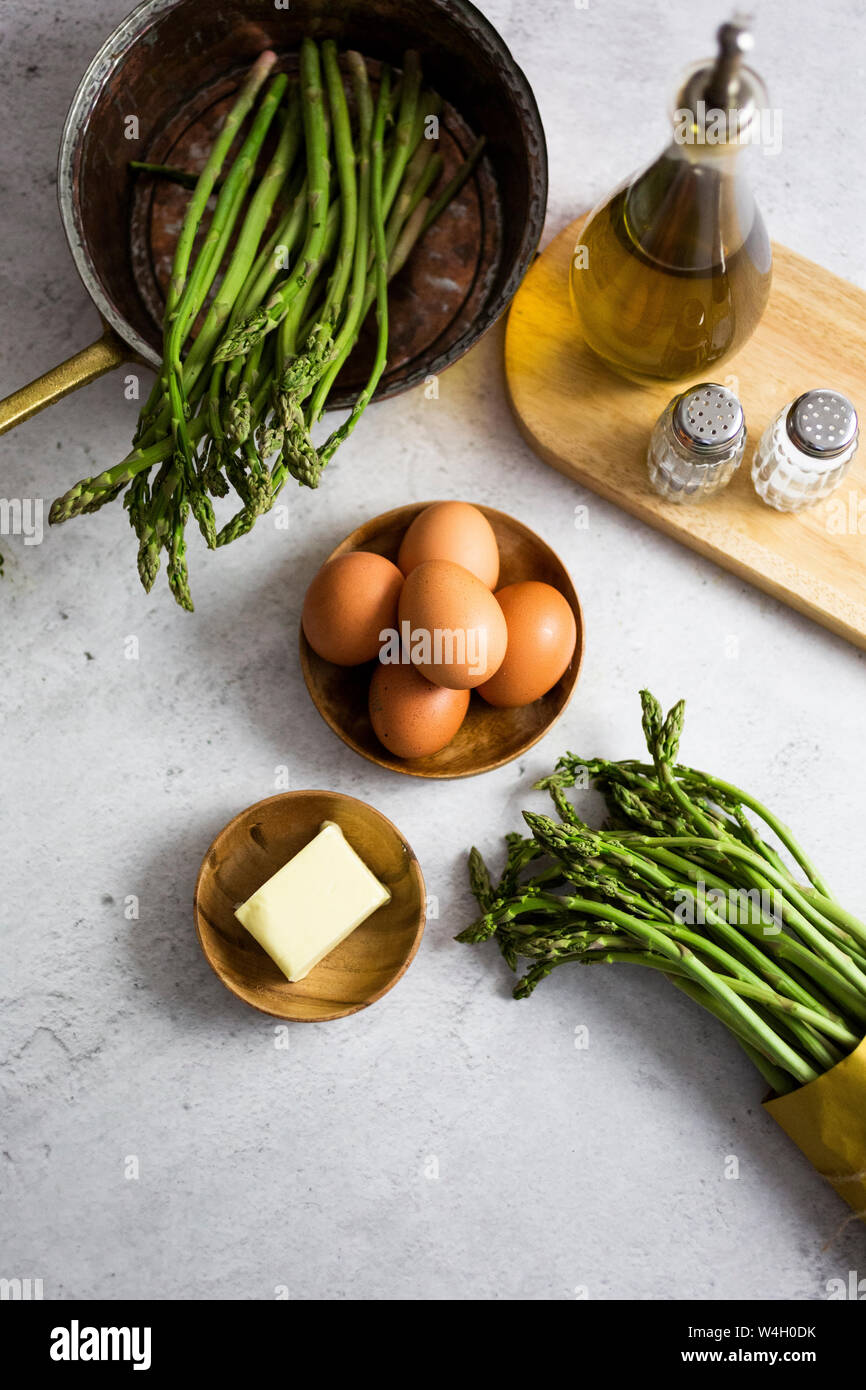 Spargel, Eier, ein Stück Butter, Salz und Pfeffer und Öl Stockfoto