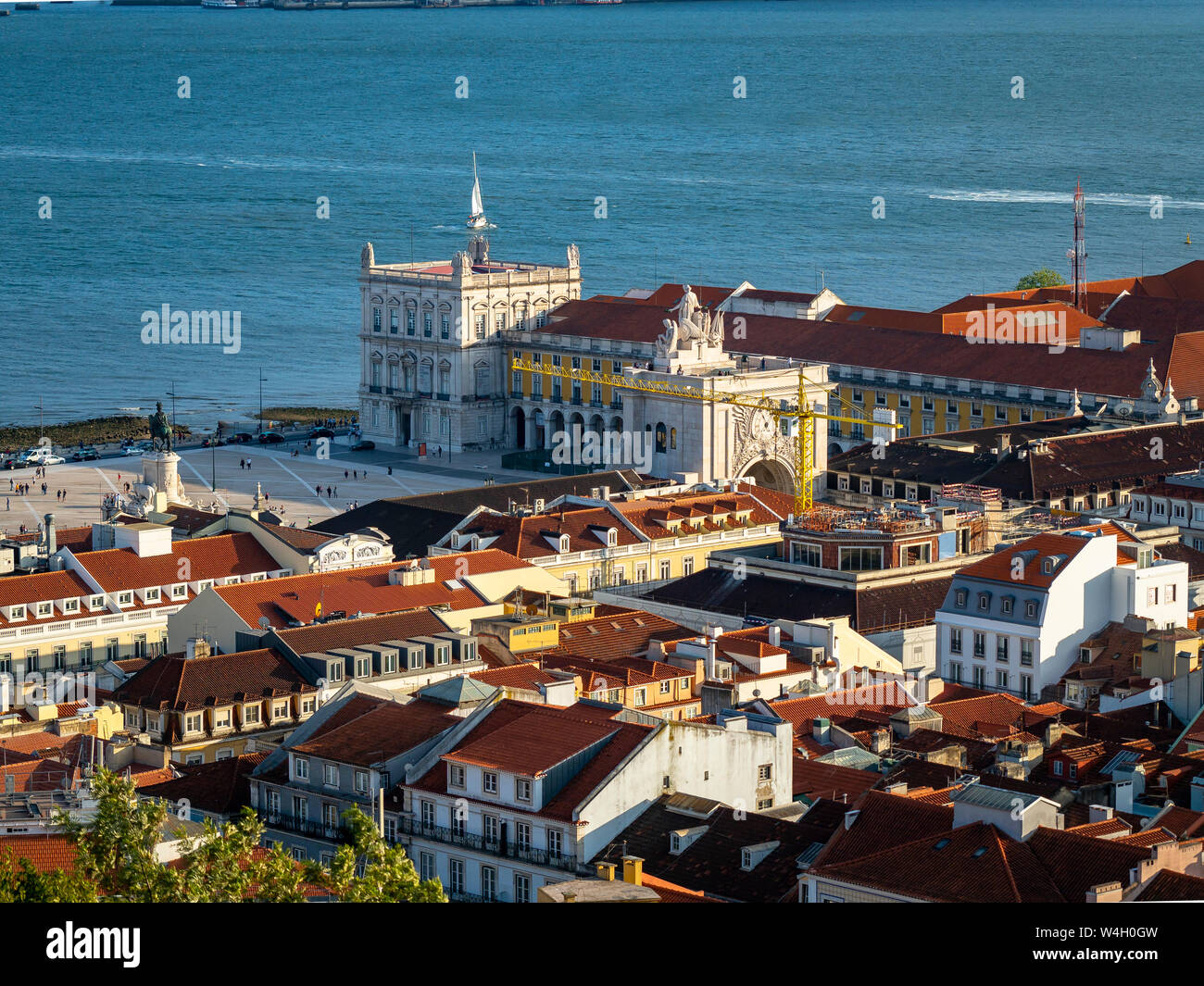 Blick über die Stadt, den Fluss Tejo vom Miradouro da Nossa Senhora do Monte, Lissabon, Portugal Stockfoto