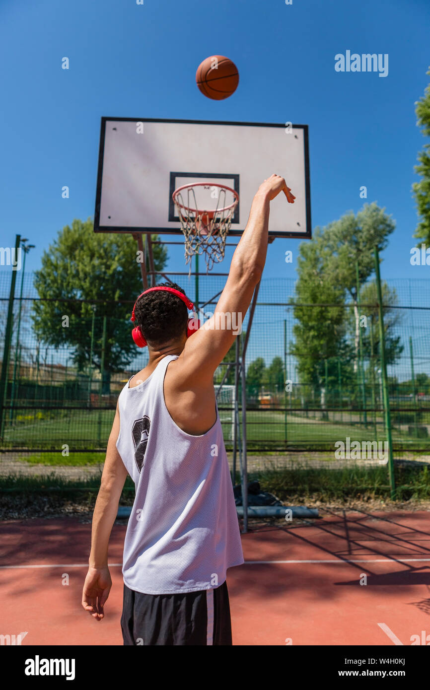 Junger Mann, Basketball spielen Stockfoto