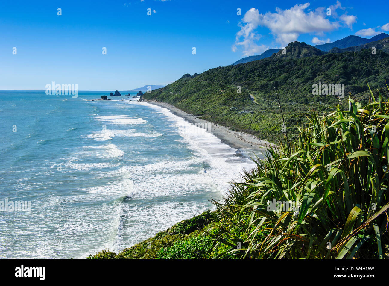 Langen felsigen Strand entlang der Straße zwischen Greymouth und Westport, Südinsel, Neuseeland Stockfoto