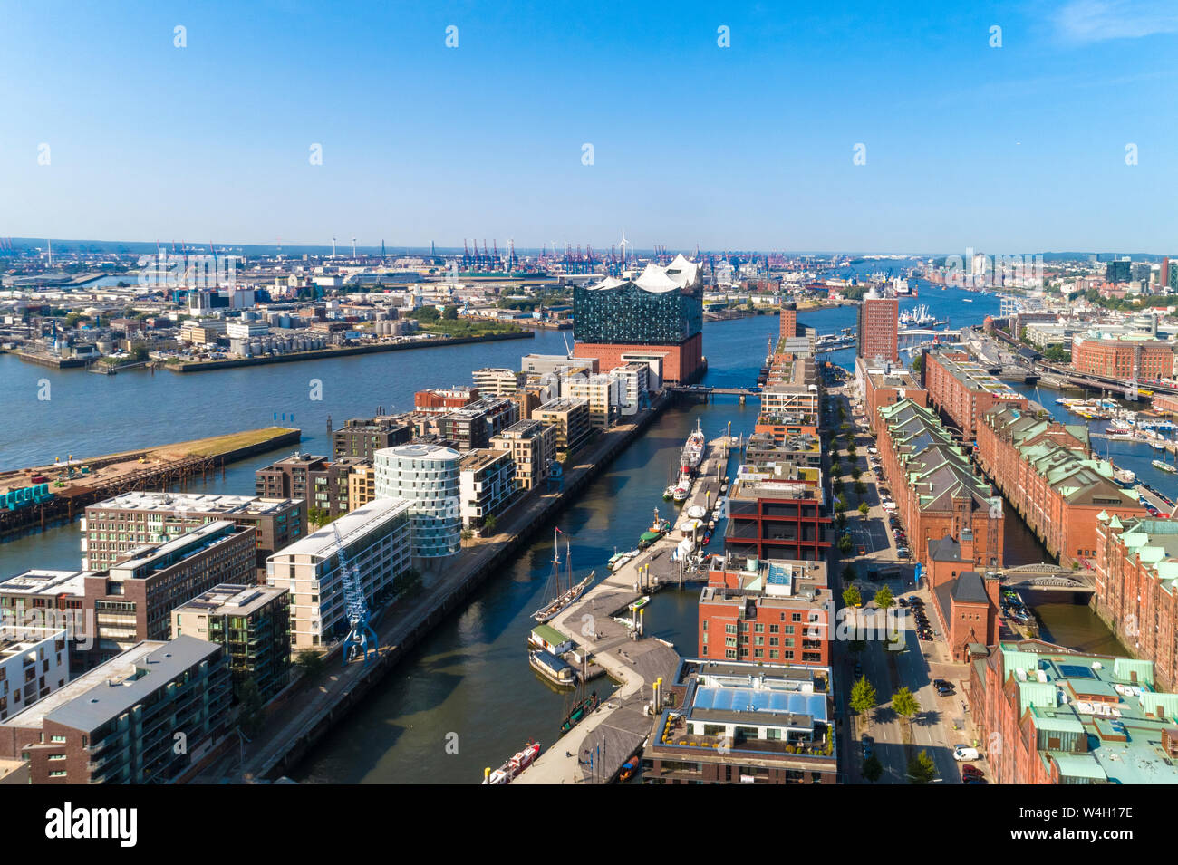 Stadtbild mit der Hafencity, Speicherstadt und Elbphilharmonie, Hamburg, Deutschland Stockfoto