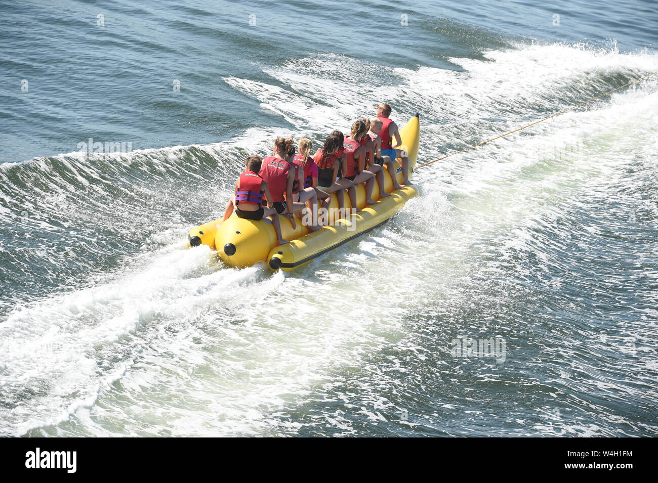 Heringsdorf, Deutschland. 23. Juli, 2019. Surfen mit dem 'Banane' ist einer der sportlichen Attraktionen am Strand in der Hochsaison in die Ostseebäder auf der Insel Usedom. Quelle: Stefan Sauer/dpa-Zentralbild/dpa/Alamy leben Nachrichten Stockfoto