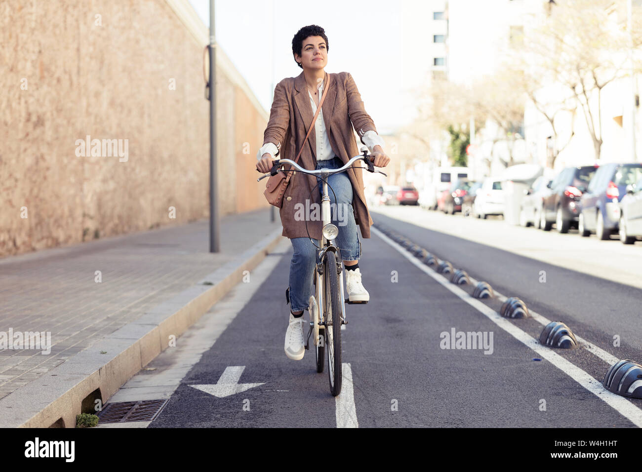Frau mit dem Fahrrad auf dem Fahrrad Lane in der Stadt Stockfoto